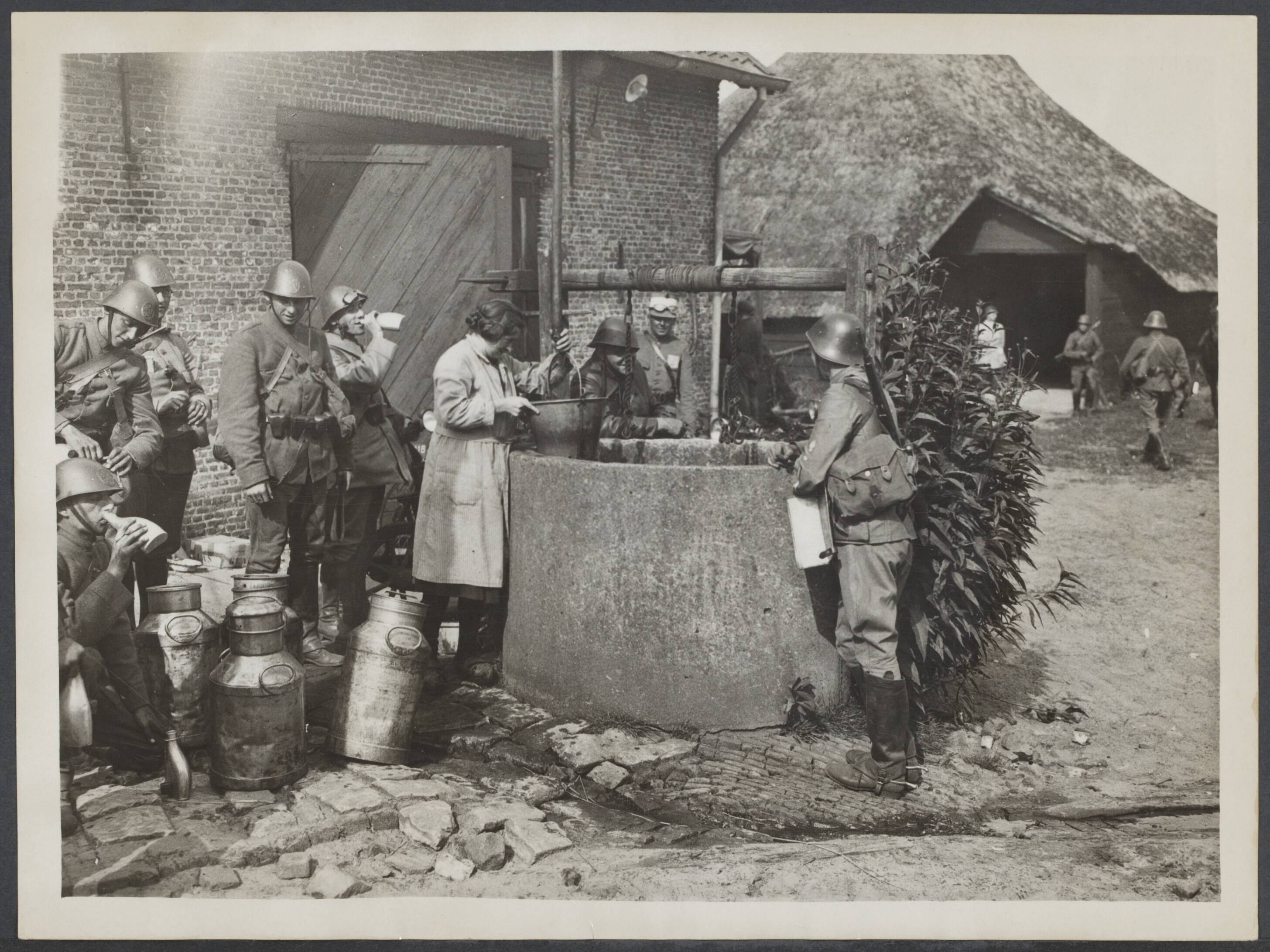Leger, oefeningen + kampen div. - Nederland — Manoeuvres in Noord-Brabant. Verkwikking te Galder — Foto: N.V. Vereenigde Fotobureaux. Licentie: Set B: Rechtenvrij / Publiek Domein. Bron: Nationaal Archief. http://hdl.handle.net/10648/5ab62d6a-3102-85a8-4243-50cc4e45290a