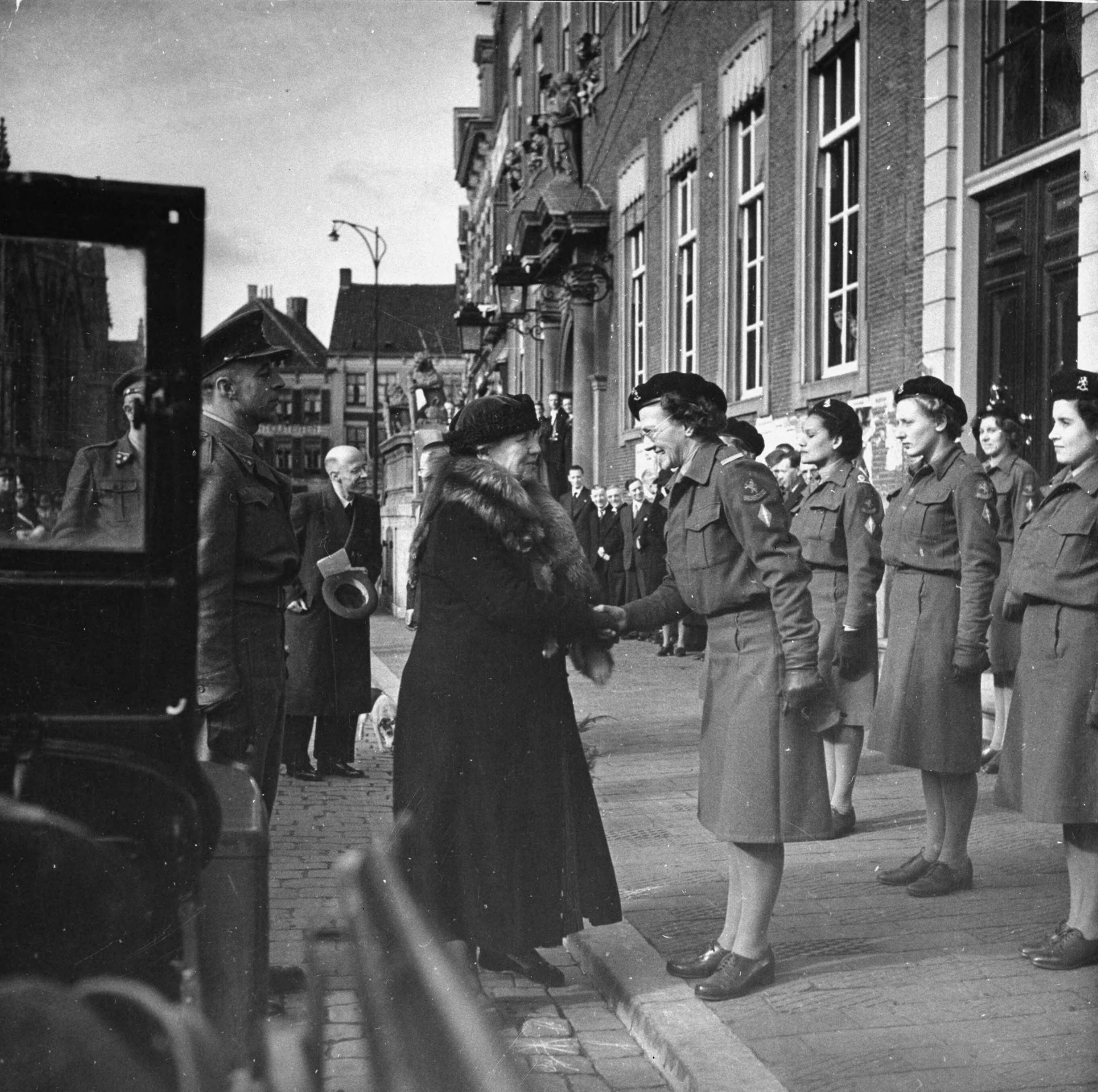 Fotocollectie RVD / Koninklijk Huis — Koningin Wilhelmina op de markt van Breda, naast het stadhuis, zaterdag 17 maart 1945 — Foto: Rousel (repro) / RVD. Licentie: Set B: Rechtenvrij / Publiek Domein. Bron: Nationaal Archief. http://hdl.handle.net/10648/afb2ba62-d0b4-102d-bcf8-003048976d84