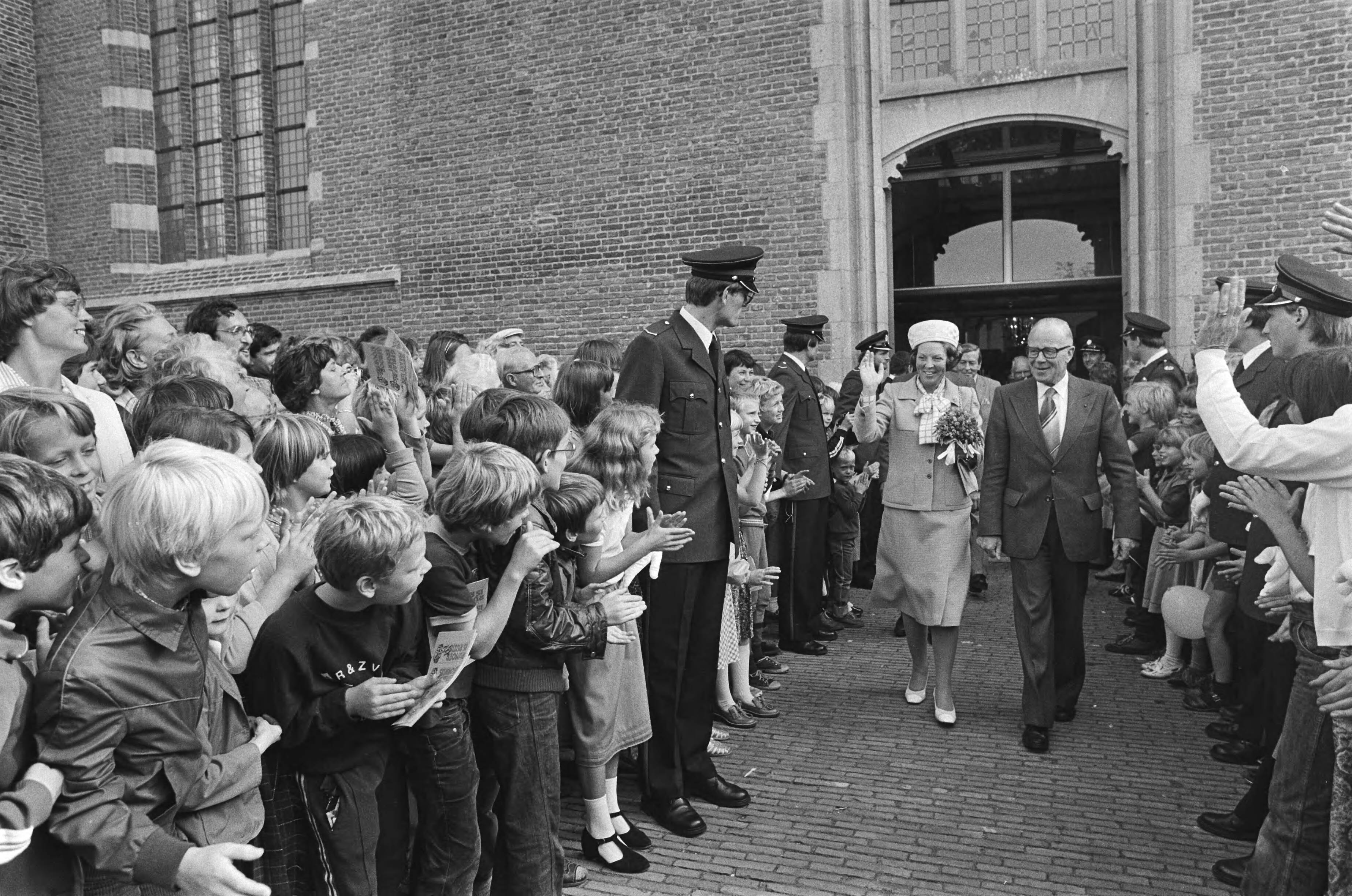 Viering 75-jarig bestaan van Ver. tot Behoud van Natuurmonumenten in Naarden, bijgewoond door koningin Beatrix en prins Claus — Natuurmonumenten|Beatrix (koningin Nederland)|Naarden|Noord-Holland|gebouwen |koninginnen |publiek — Foto: Dijk, Hans van / Anefo. Licentie: Set B: Rechtenvrij / Publiek Domein. Bron: Nationaal Archief. http://hdl.handle.net/10648/ace85738-d0b4-102d-bcf8-003048976d84