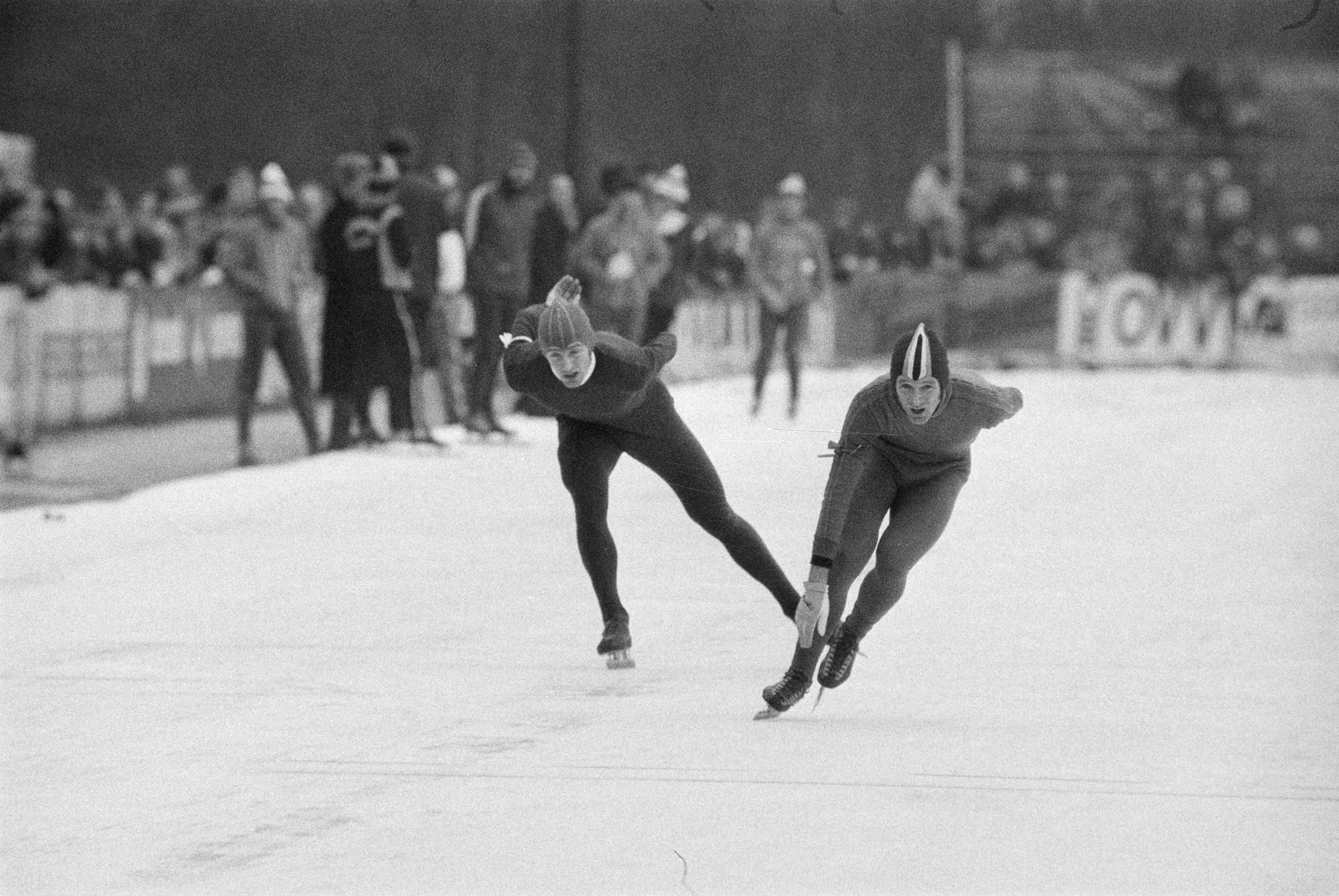 Fotocollectie Anefo — Nederlandse kampioenschappen schaatsen in Groningen; Piet Kleine (links) en Hans van Helden (rechts) in aktie op de 5.000 meter — Foto: Verhoeff, Bert / Anefo. Licentie: Set B: Rechtenvrij / Publiek Domein. Bron: Nationaal Archief. http://hdl.handle.net/10648/ac7a9b76-d0b4-102d-bcf8-003048976d84
