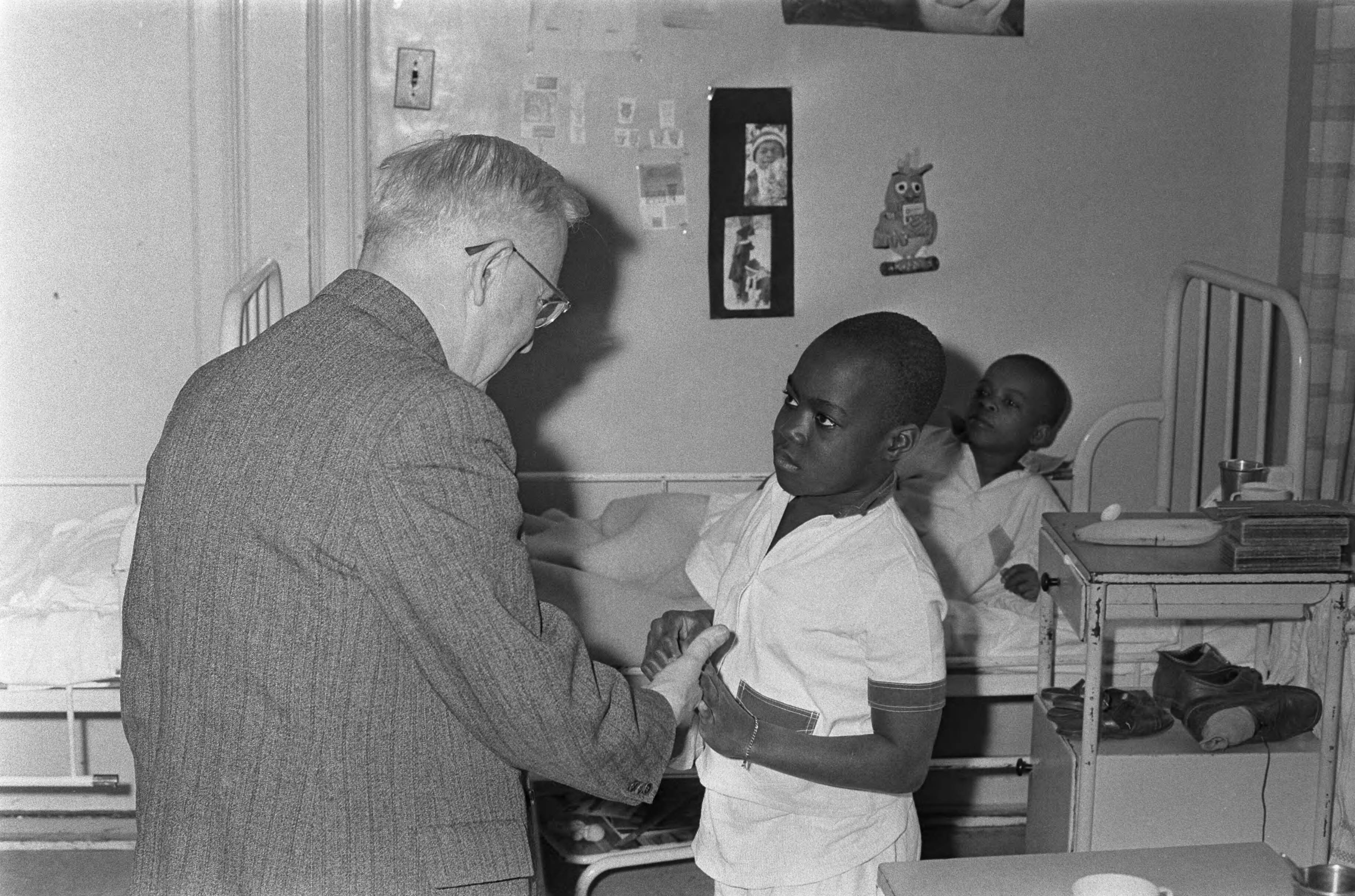 Fotocollectie Anefo — Opdracht Volkskrant Biafraanse kinderen in kliniek te Huizen — Foto: Verhoeff, Bert / Anefo. Licentie: Set B: Rechtenvrij / Publiek Domein. Bron: Nationaal Archief. http://hdl.handle.net/10648/ab668042-d0b4-102d-bcf8-003048976d84