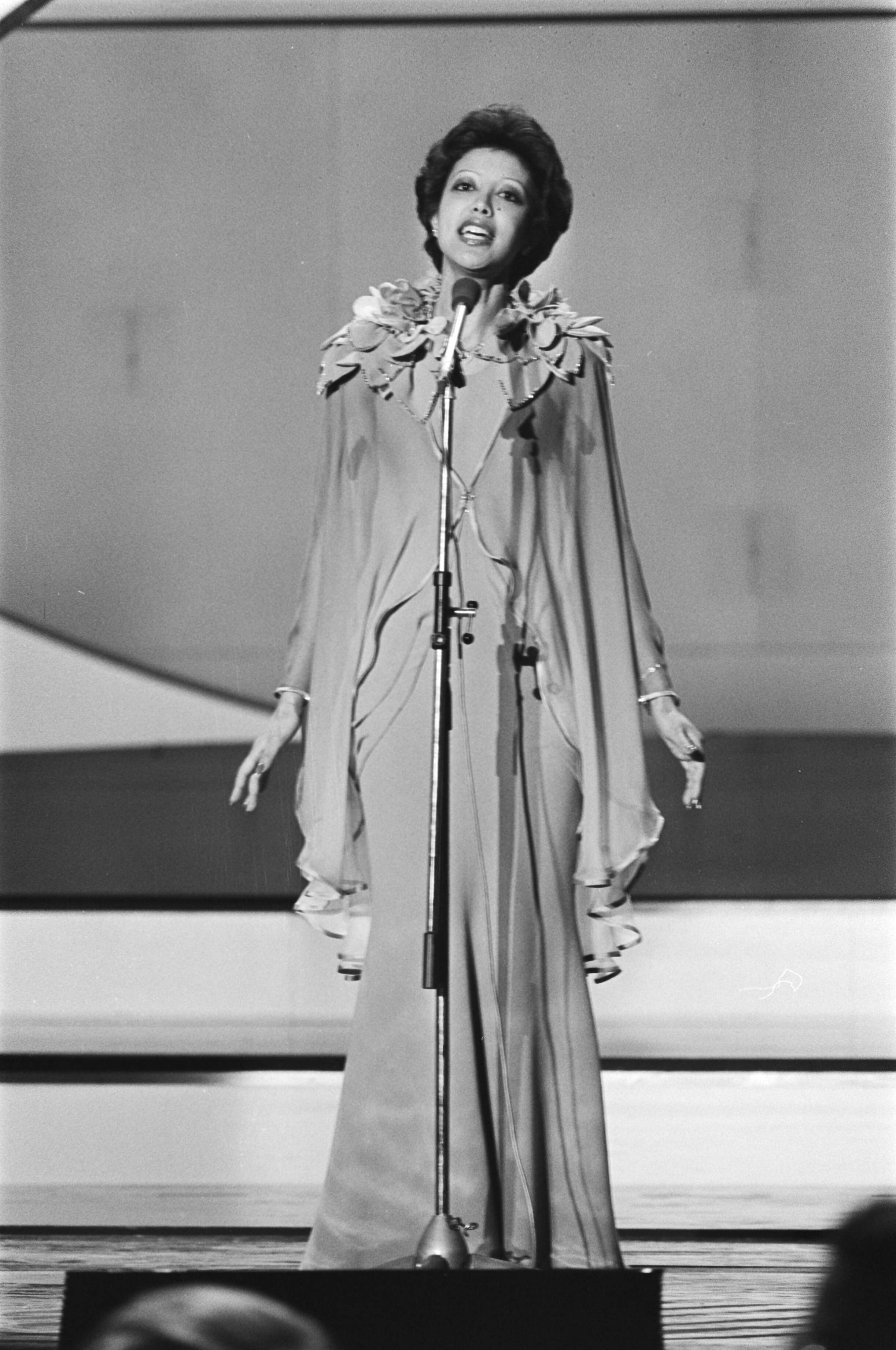 Fotocollectie Anefo — Eurovisie Songfestival 76 Den Haag ; Nederlandse deelneemster Sandra tijdens optreden — Foto: Mieremet, Rob / Anefo. Licentie: Set B: Rechtenvrij / Publiek Domein. Bron: Nationaal Archief. http://hdl.handle.net/10648/ac80a304-d0b4-102d-bcf8-003048976d84