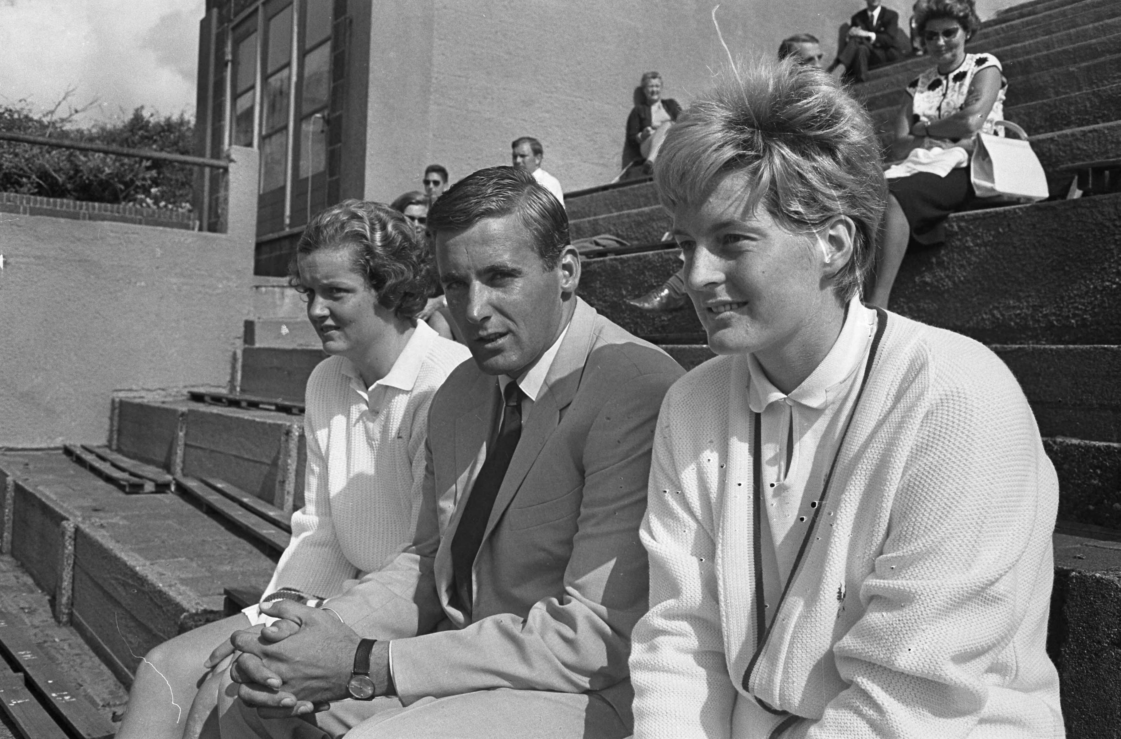 Fotocollectie Anefo — Nederlandse tenniskampioenschappen op de METS-banen te Scheveningen, Betty Stöve (l) en Elly Krocke (r) kijken met Jan Hajer naar een wedstrijd — Foto: Koch, Eric / Anefo. Licentie: Set B: Rechtenvrij / Publiek Domein. Bron: Nationaal Archief. http://hdl.handle.net/10648/aab9e030-d0b4-102d-bcf8-003048976d84