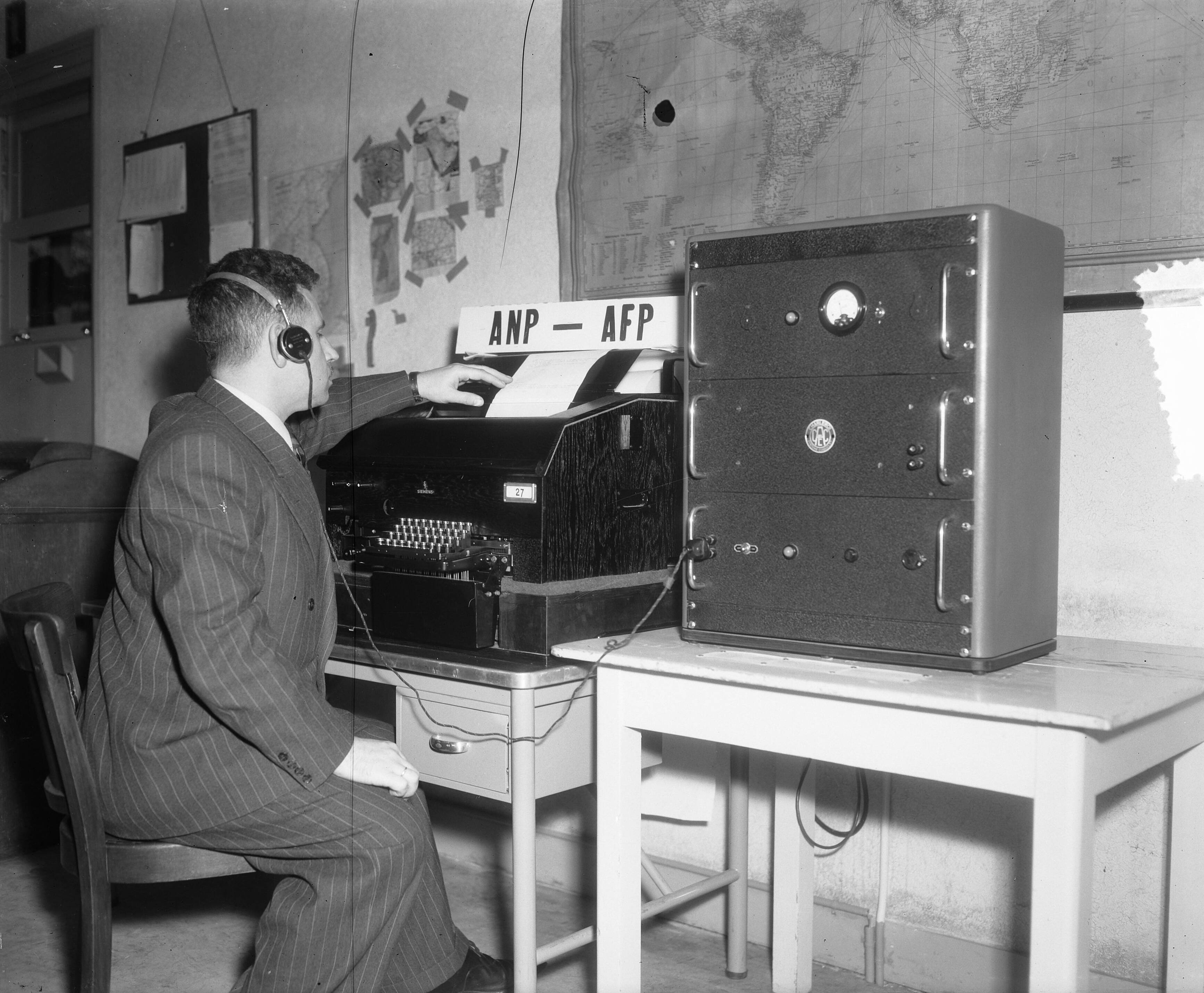 Fotocollectie Anefo — Nieuw telefaxtoestel ANP/AFP in Den Haag — Foto: Duinen, H. van / Anefo. Licentie: Set B: Rechtenvrij / Publiek Domein. Bron: Nationaal Archief. http://hdl.handle.net/10648/a8f2cbd6-d0b4-102d-bcf8-003048976d84