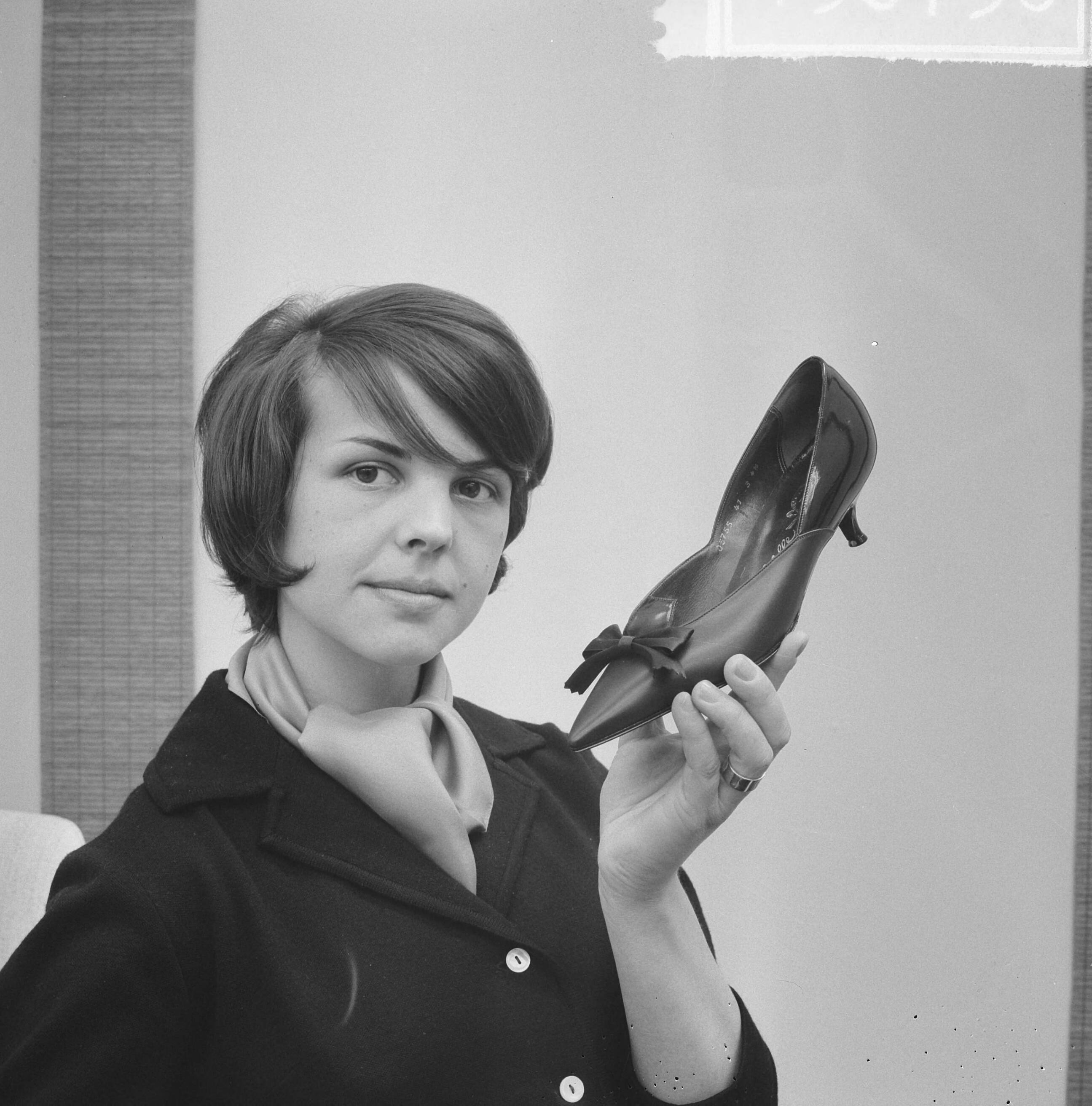 Fotocollectie Anefo — Internationale Schoenenbeurs Nederland 1963 in Jaarbeursgebouw te Utrecht, de laatste modellen damesschoenen uit Duitsland — Foto: Koch, Eric / Anefo. Licentie: Set B: Rechtenvrij / Publiek Domein. Bron: Nationaal Archief. http://hdl.handle.net/10648/aa33682a-d0b4-102d-bcf8-003048976d84