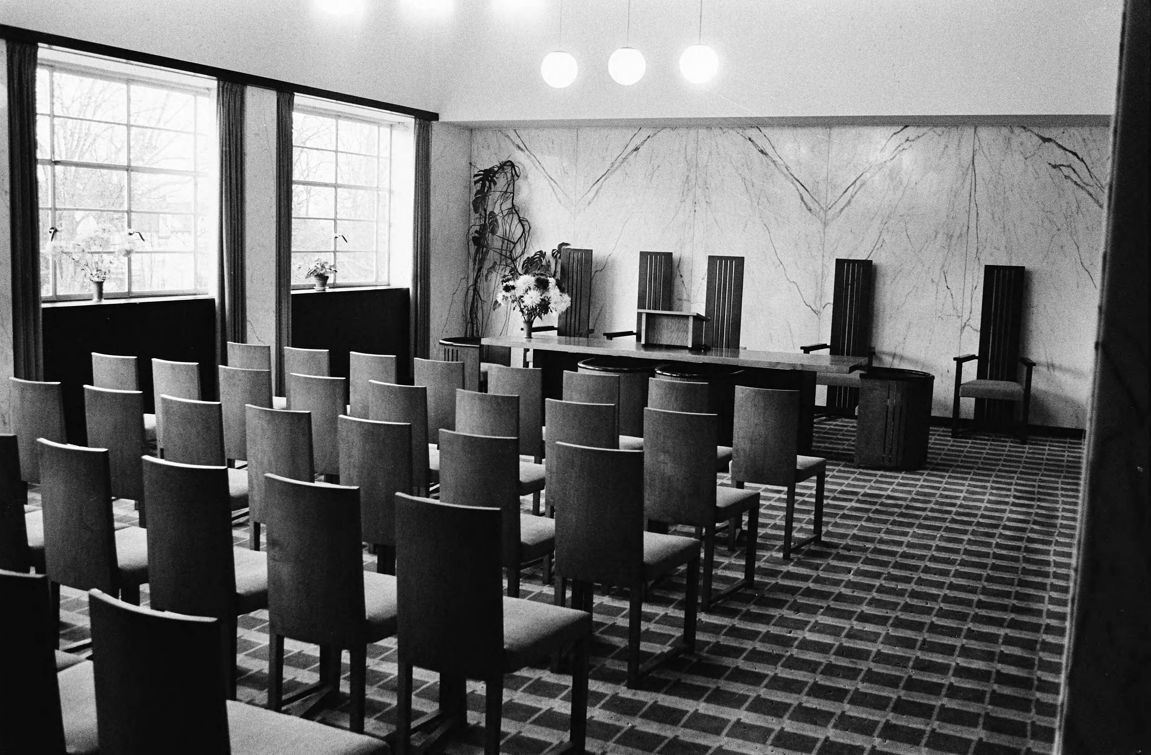 Fotocollectie Anefo — Stadhuis in Hilversum van architect W.M. Dudok, interieur — Foto: Bogaerts, Rob / Anefo. Licentie: Set B: Rechtenvrij / Publiek Domein. Bron: Nationaal Archief. http://hdl.handle.net/10648/ac5c7df8-d0b4-102d-bcf8-003048976d84