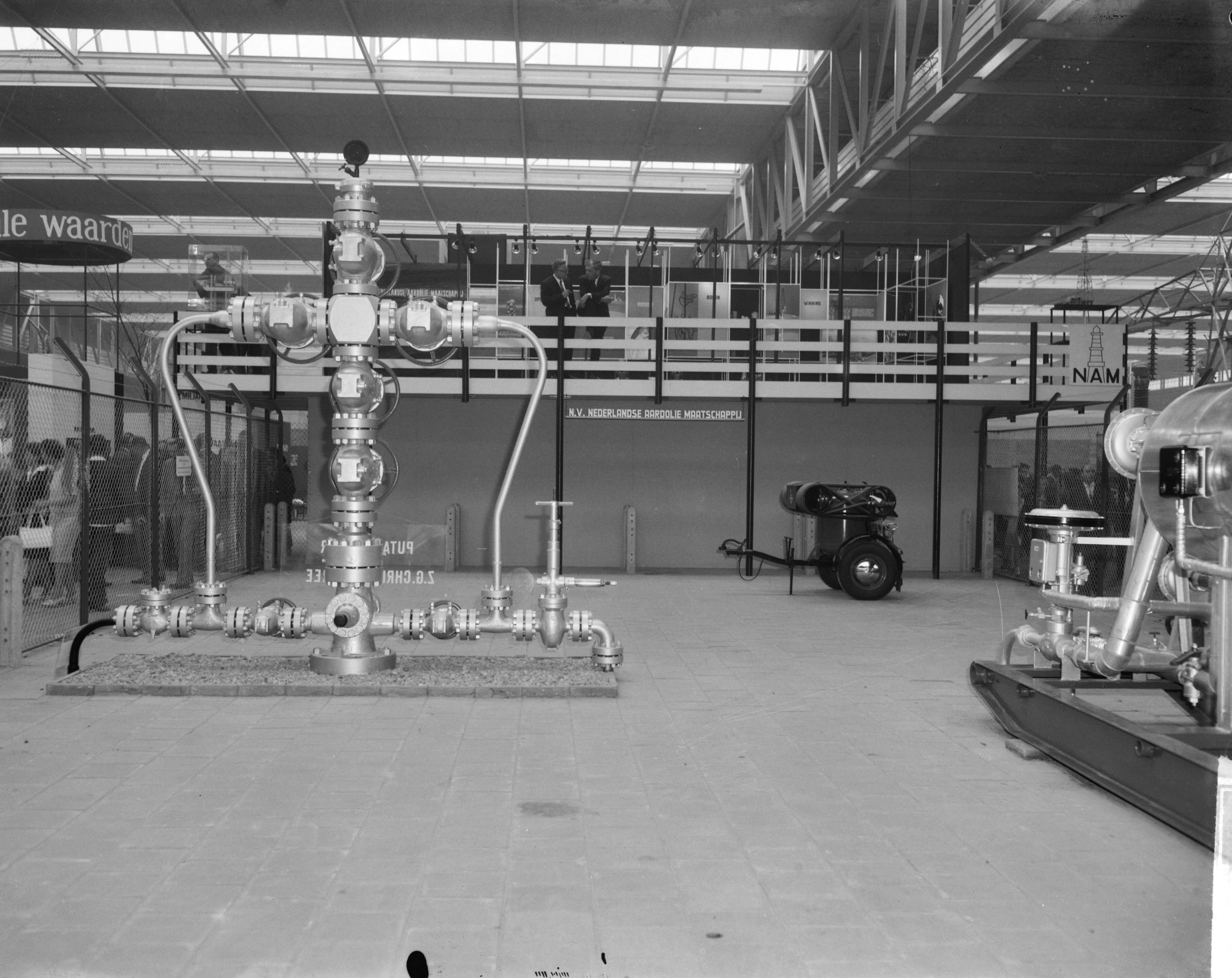 Fotocollectie Anefo — Stand van de NAM op de tentoonstelling "Frisiana" te Leeuwarden (Opdracht NAM) — Foto: Bilsen, Joop van / Anefo. Licentie: Set B: Rechtenvrij / Publiek Domein. Bron: Nationaal Archief. http://hdl.handle.net/10648/aa45effe-d0b4-102d-bcf8-003048976d84