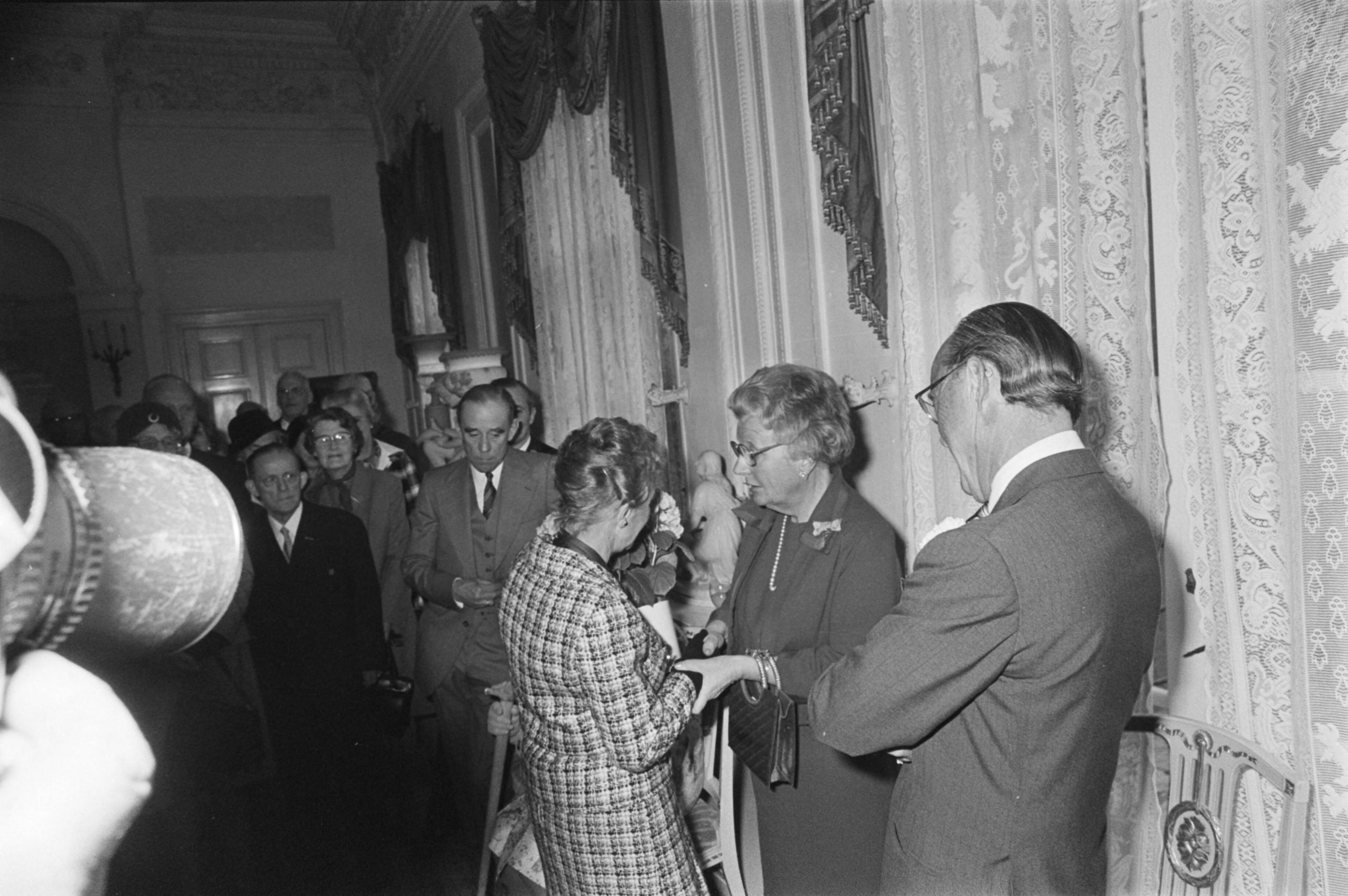 Ontvangst op paleis Soestdijk door koningin Juliana en prins Bernhard ter gelegenheid van hun 40-jarig huwelijksfeest van militaire dragers van de in 1937 uitgegeven huwelijksmedaille — Soestdijk|koninginnen |ontvangsten |jubilea|Bernhard, prins (1911-2004) |Juliana, koningin|Utrecht — Foto: Suyk, Koen / Anefo. Licentie: Set B: Rechtenvrij / Publiek Domein. Bron: Nationaal Archief. http://hdl.handle.net/10648/ac98deb0-d0b4-102d-bcf8-003048976d84