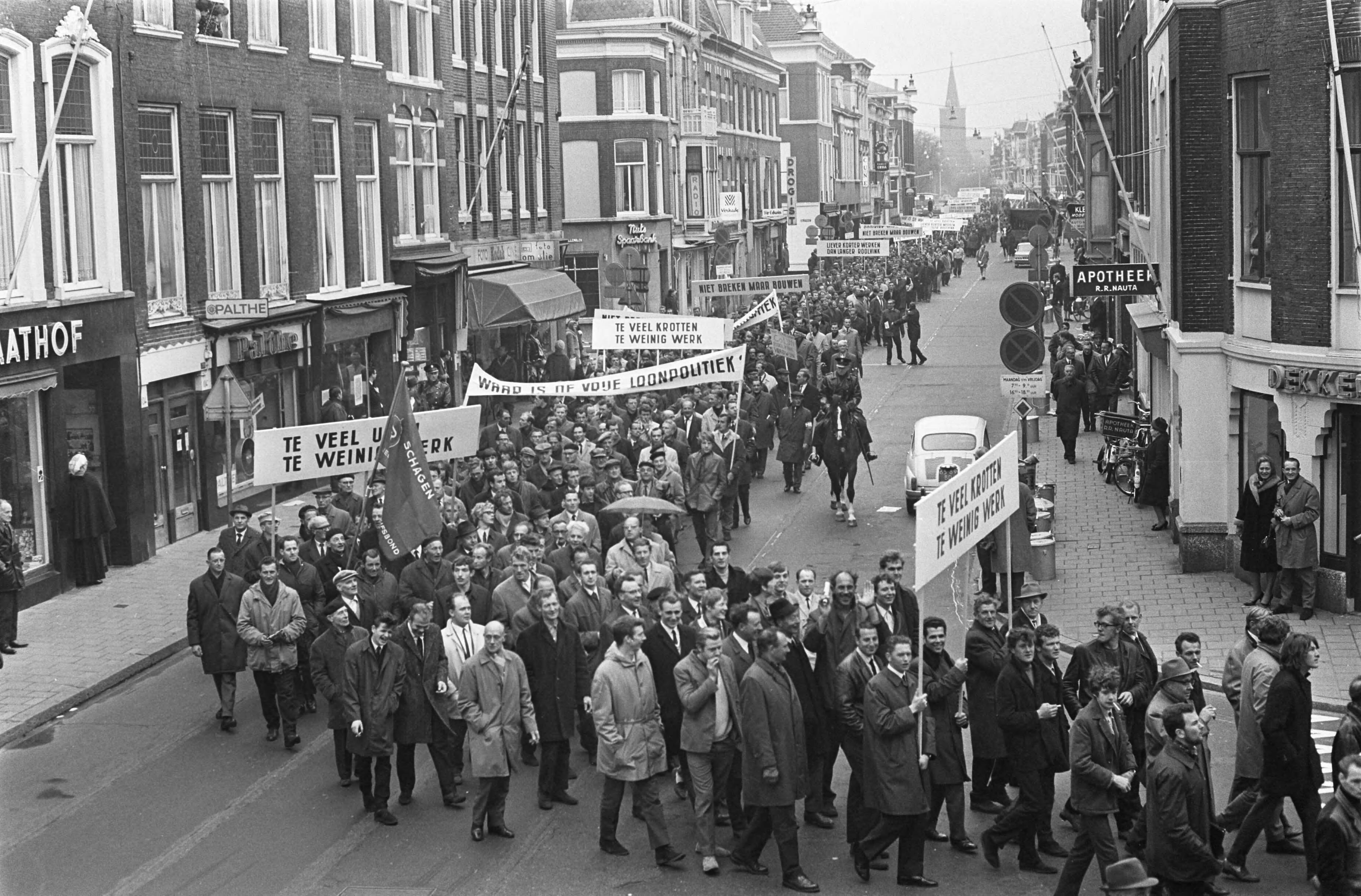 Fotocollectie Anefo — Bouwvakkers demonstreren in Den Haag . Aanvang demonstratie op het Malieveld — Foto: Koch, Eric / Anefo. Licentie: Set B: Rechtenvrij / Publiek Domein. Bron: Nationaal Archief. http://hdl.handle.net/10648/ab3b7d98-d0b4-102d-bcf8-003048976d84