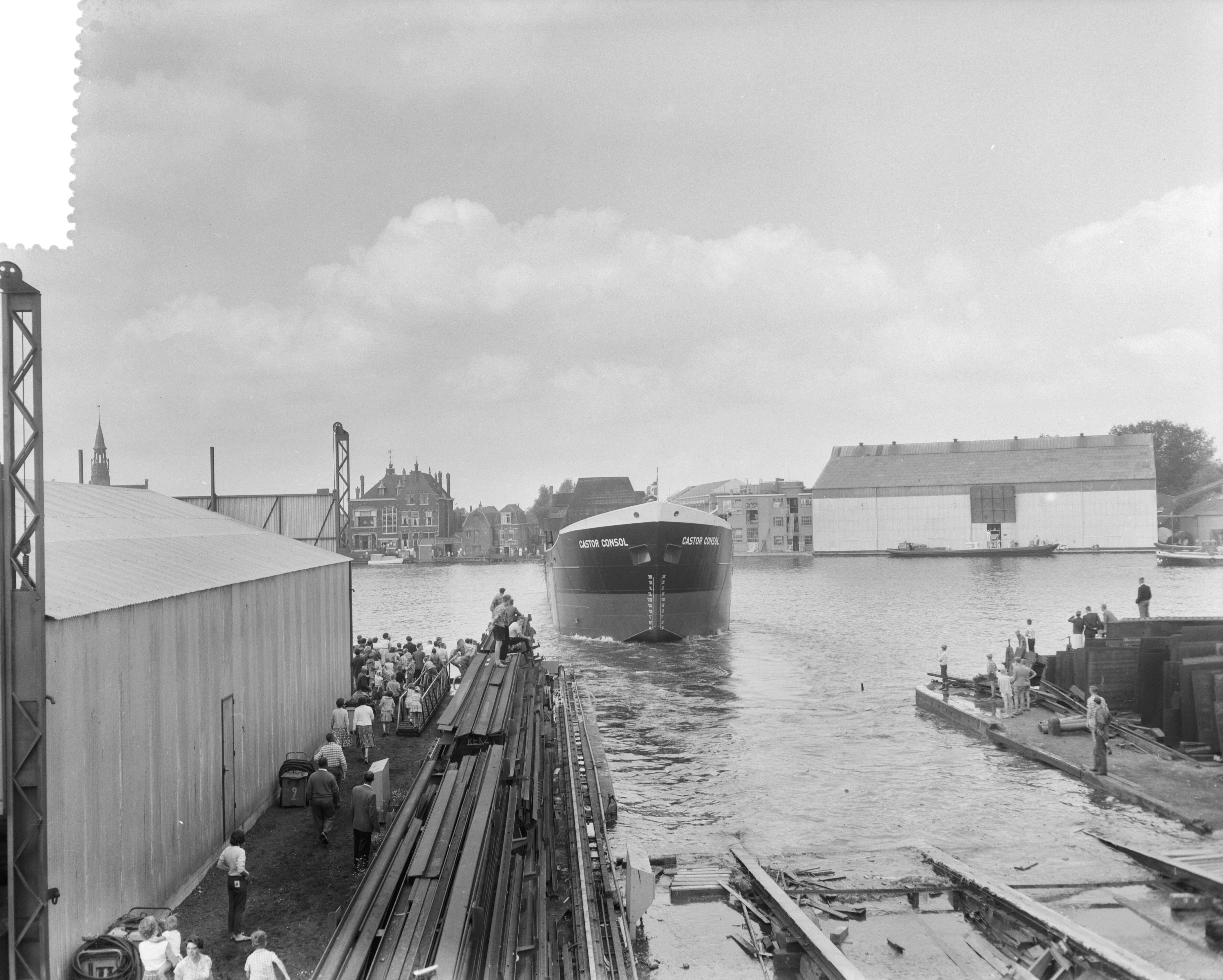 Tewaterlating van de "Castor Consol" bij de Zaanlandse scheepsbouwmaatschappij — Foto: Bilsen, Joop van / Anefo. — Licentie: Set B: Rechtenvrij / Publiek Domein. Bron: Nationaal Archief. http://hdl.handle.net/10648/a999aec4-d0b4-102d-bcf8-003048976d84