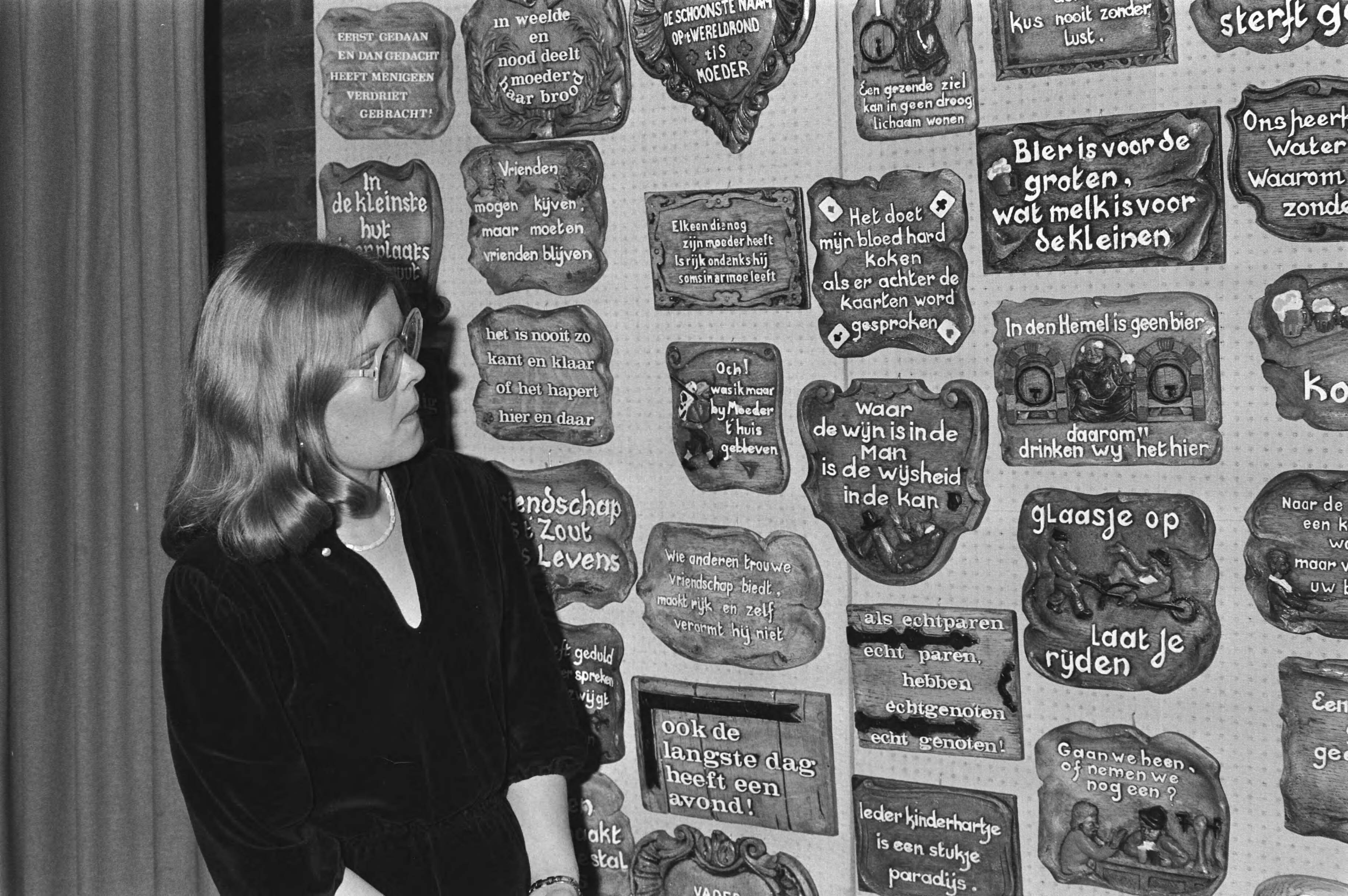 Fotocollectie Anefo — Internationale souveniersbeurs in Utrecht, verschillende tegeltjes en bordjes met allerlei spreuken — Foto: Dijk, Hans van / Anefo. Licentie: Set B: Rechtenvrij / Publiek Domein. Bron: Nationaal Archief. http://hdl.handle.net/10648/acf1bf1c-d0b4-102d-bcf8-003048976d84