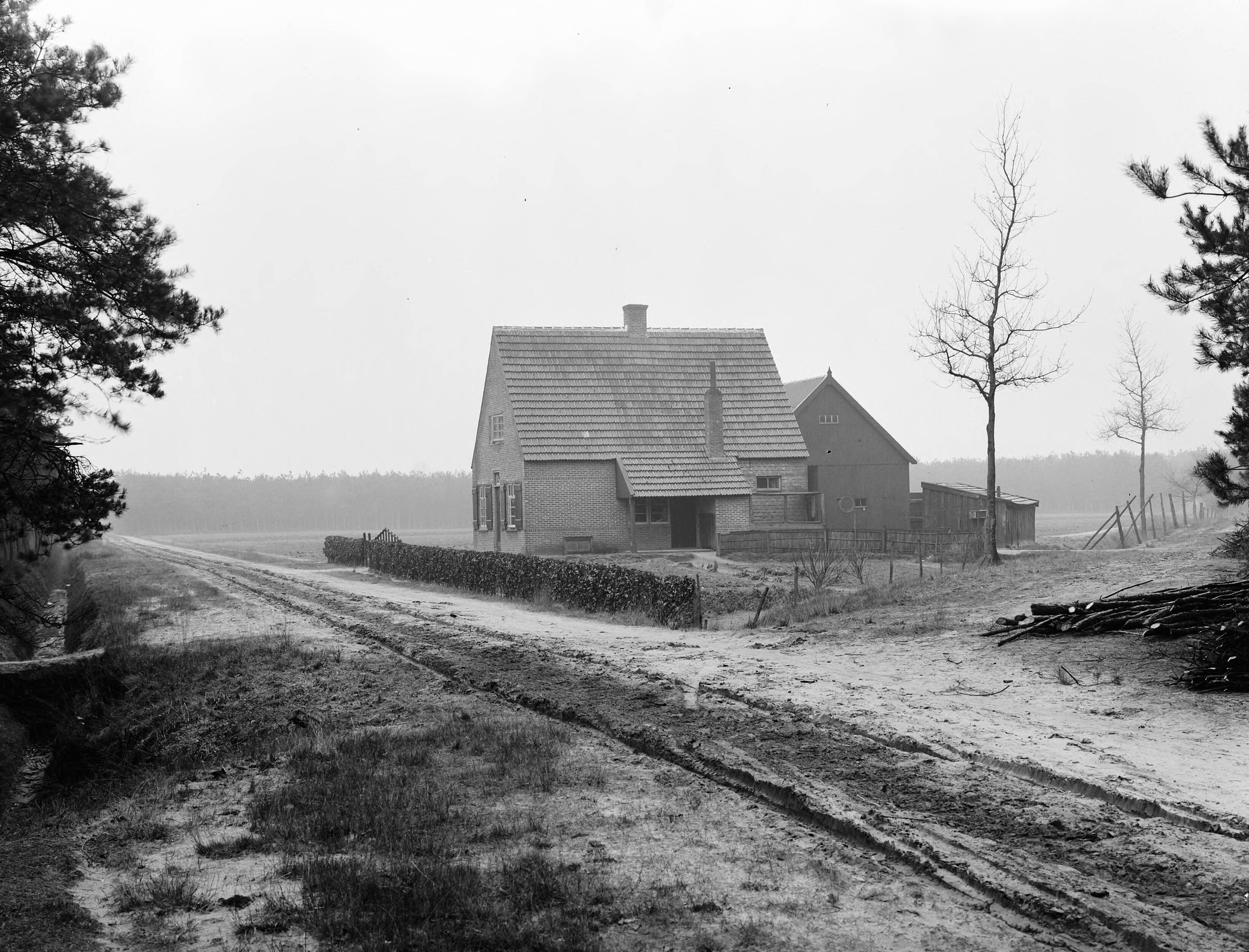 Fotocollectie Nederlandse Heidemaatschappij — Jachtopzienerswoning op landgoed De Pannenhoef bij Rijsbergen — Foto: Fotograaf Onbekend / Heidemij. Licentie: Set B: Rechtenvrij / Publiek Domein. Bron: Nationaal Archief. http://hdl.handle.net/10648/ae411070-d0b4-102d-bcf8-003048976d84