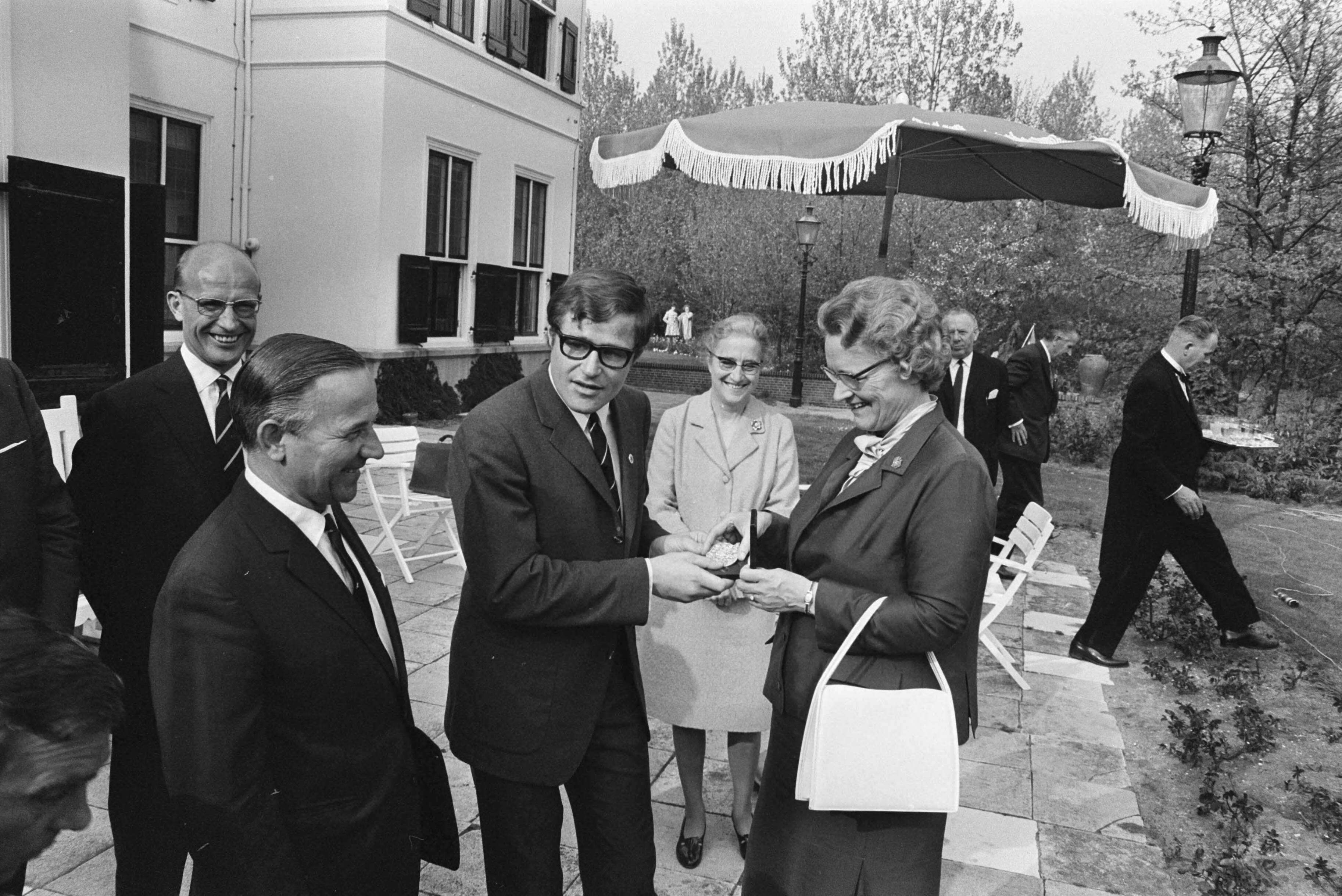 Fotocollectie Anefo — Elftal Feijenoord ontvangen op Catshuis, Den Haag ; premier De Jong, Rinus Israel en mevr. Klompé — Foto: Evers, Joost / Anefo. Licentie: Set B: Rechtenvrij / Publiek Domein. Bron: Nationaal Archief. http://hdl.handle.net/10648/ab96914c-d0b4-102d-bcf8-003048976d84
