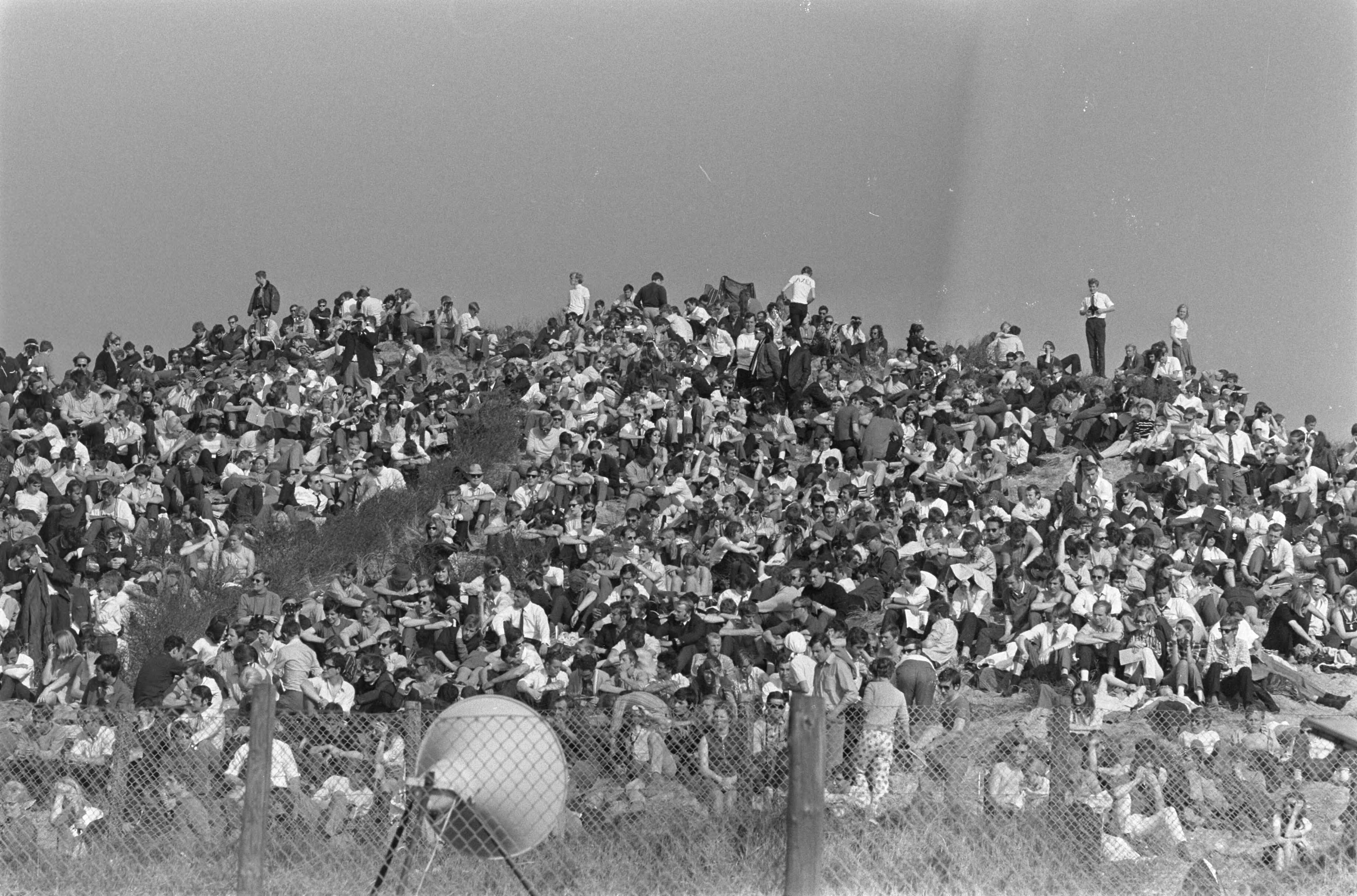 Fotocollectie Anefo — Autoraces op Circuit Zandvoort duintop met toeschouwers — Foto: Evers, Joost / Anefo. Licentie: Set B: Rechtenvrij / Publiek Domein. Bron: Nationaal Archief. http://hdl.handle.net/10648/ab64a1e6-d0b4-102d-bcf8-003048976d84