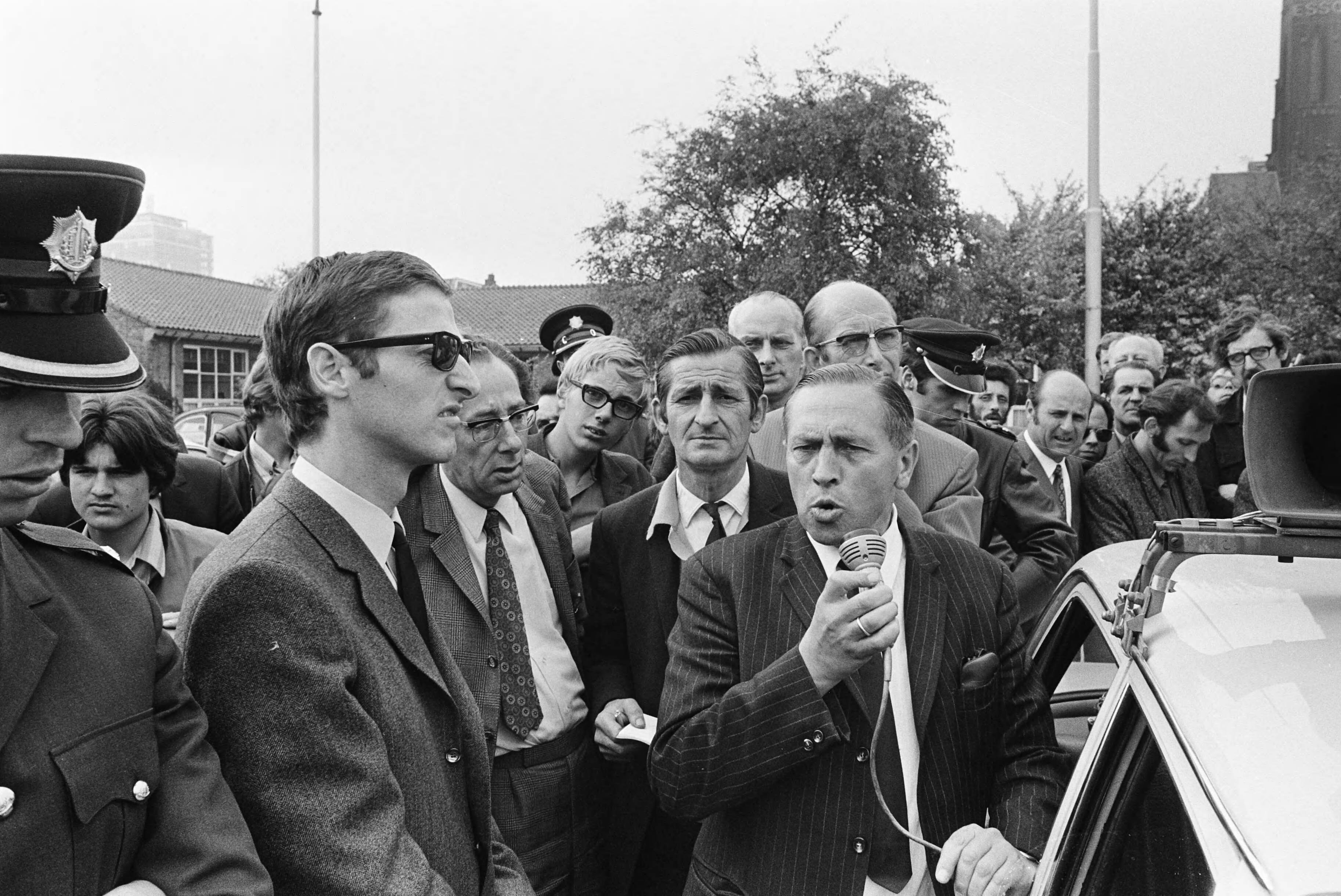 Fotocollectie Anefo — Arbeiders staken bij Werkspoor-Utrecht i.v.m. moeilijke positie van het bedrijf; werkspoorarbeiders op Malieveld, Den Haag , met bord — Foto: Evers, Joost / Anefo. Licentie: Set B: Rechtenvrij / Publiek Domein. Bron: Nationaal Archief. http://hdl.handle.net/10648/ab9844a6-d0b4-102d-bcf8-003048976d84