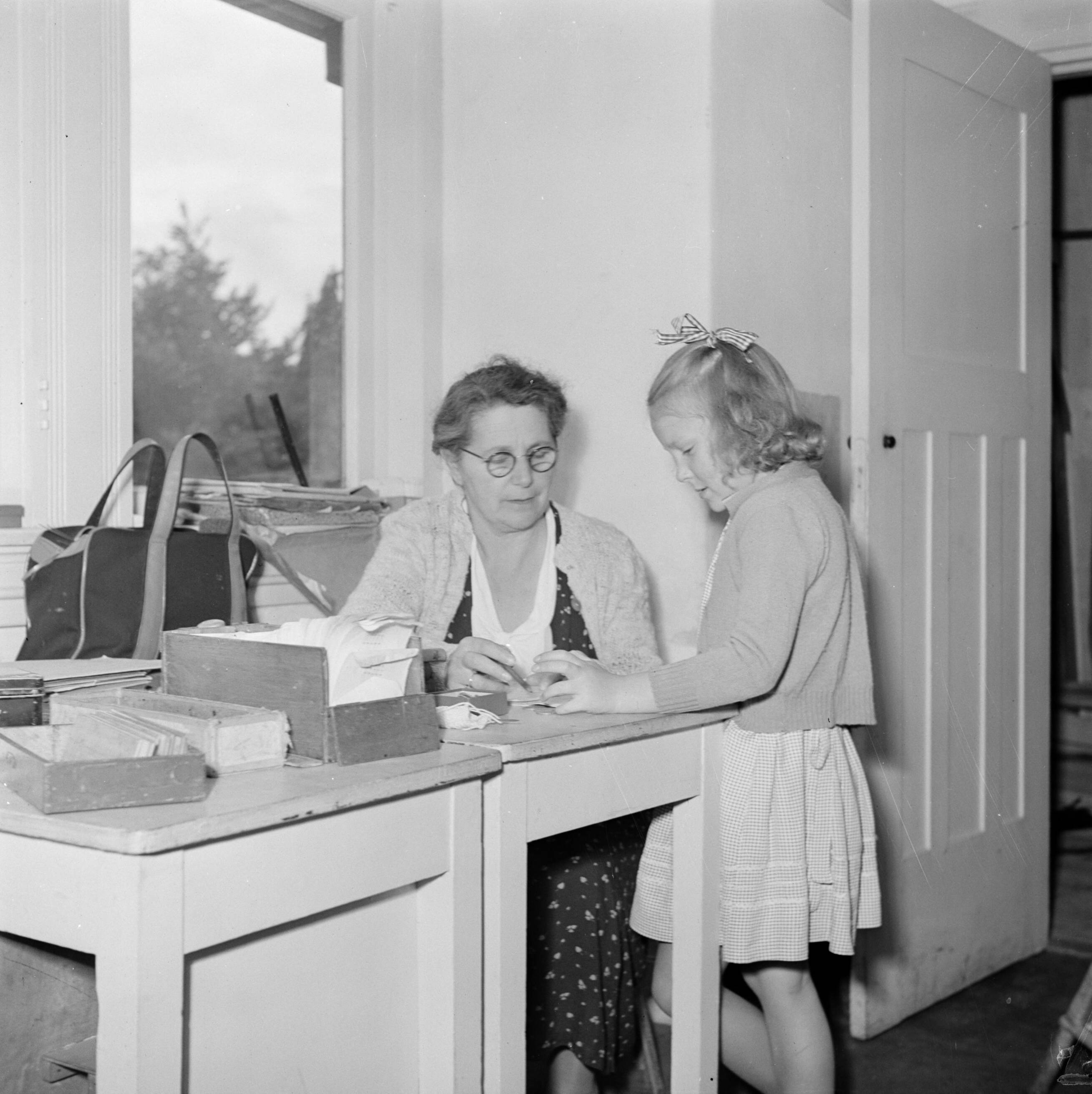 Prinses Beatrix en prinses Irene op de Werkplaats Kindergemeenschap van Kees Boeke te Bilthoven — Prinses Irene krijgt uitleg van een onderwijzeres — Foto: Poll, Willem van de. Licentie: Set B: Rechtenvrij / Publiek Domein. Bron: Nationaal Archief. http://hdl.handle.net/10648/aee82158-d0b4-102d-bcf8-003048976d84