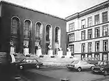 Fotocollectie Rijksvoorlichtingsdienst Eigen — Gebouw Hoge Raad te Den Haag — Foto: Publicam / Hartemink, Piet. Licentie: Set B: Rechtenvrij / Publiek Domein. Bron: Nationaal Archief. http://hdl.handle.net/10648/af6df3f0-d0b4-102d-bcf8-003048976d84