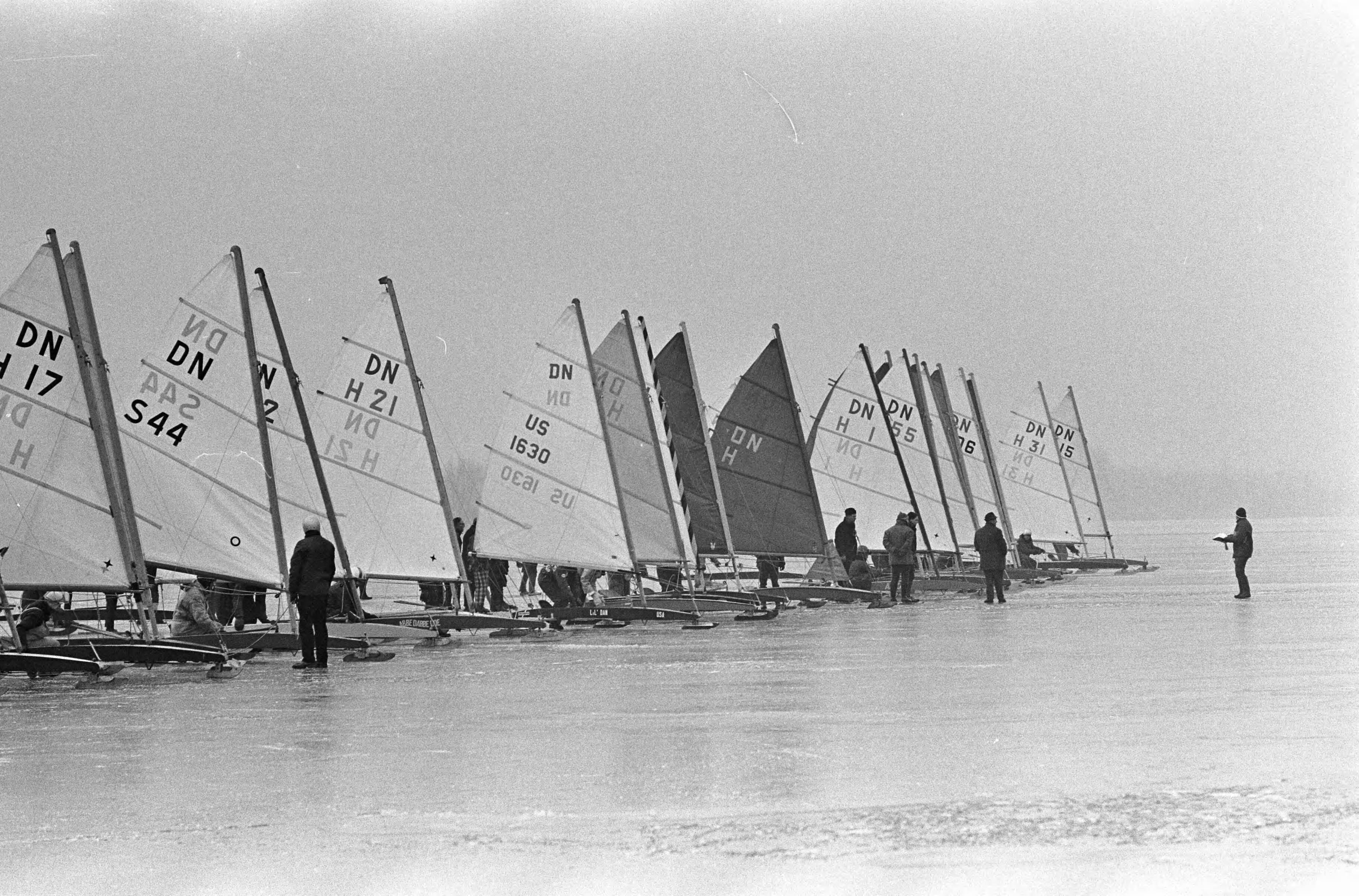 Fotocollectie Anefo — IJszeilen bij Loosdrecht, start DN klasse — Foto: Kroon, Ron / Anefo. Licentie: Set B: Rechtenvrij / Publiek Domein. Bron: Nationaal Archief. http://hdl.handle.net/10648/aad80c36-d0b4-102d-bcf8-003048976d84