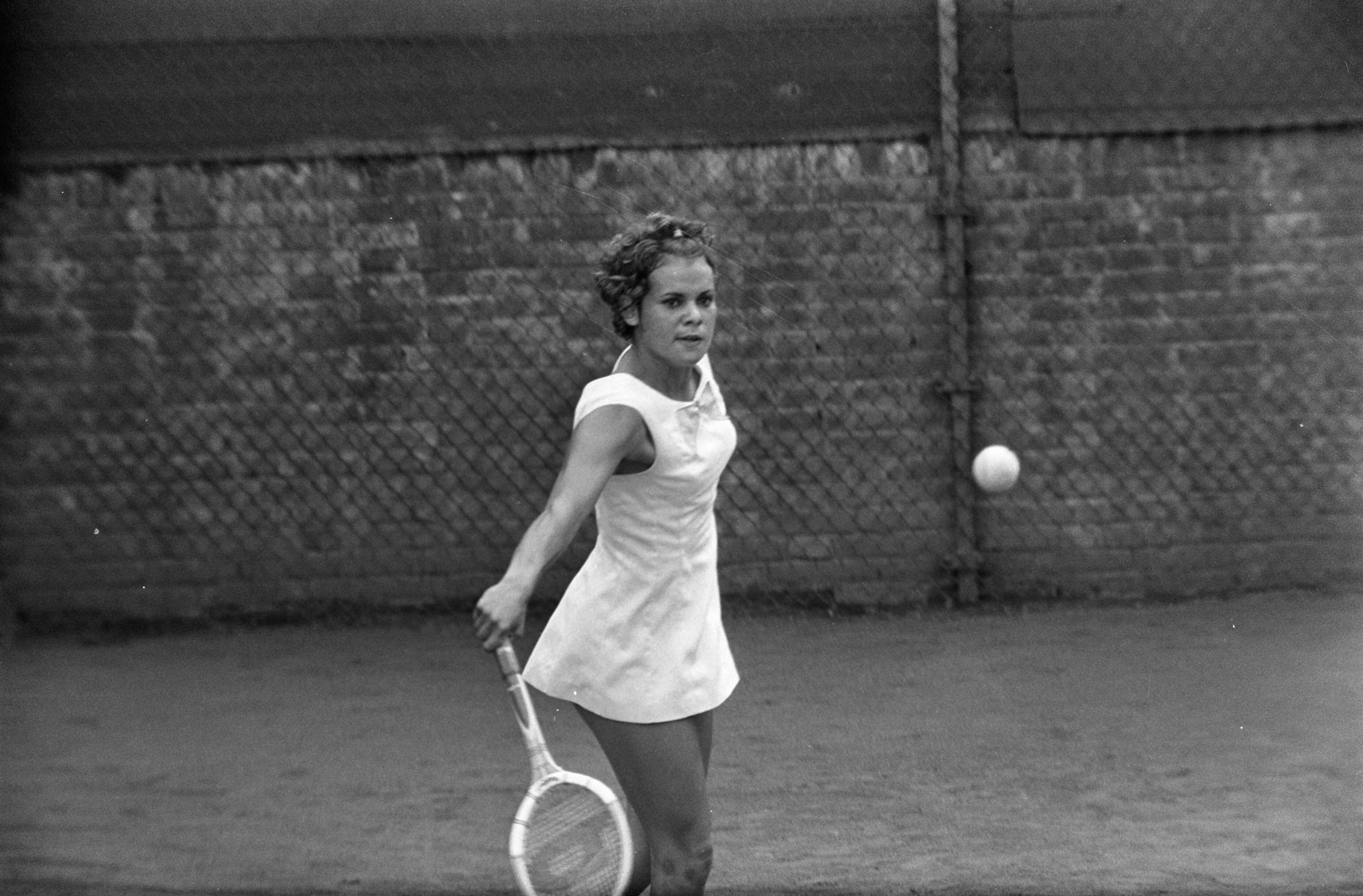 Fotocollectie Anefo — Internationale tenniskampioenschappen in Hilversum ( 't Melkhuisje );neg.nrs 14, 15: E. Goolagong (Australie) in aktie — Foto: Koch, Eric / Anefo. Licentie: Set B: Rechtenvrij / Publiek Domein. Bron: Nationaal Archief. http://hdl.handle.net/10648/ab9e1c6e-d0b4-102d-bcf8-003048976d84