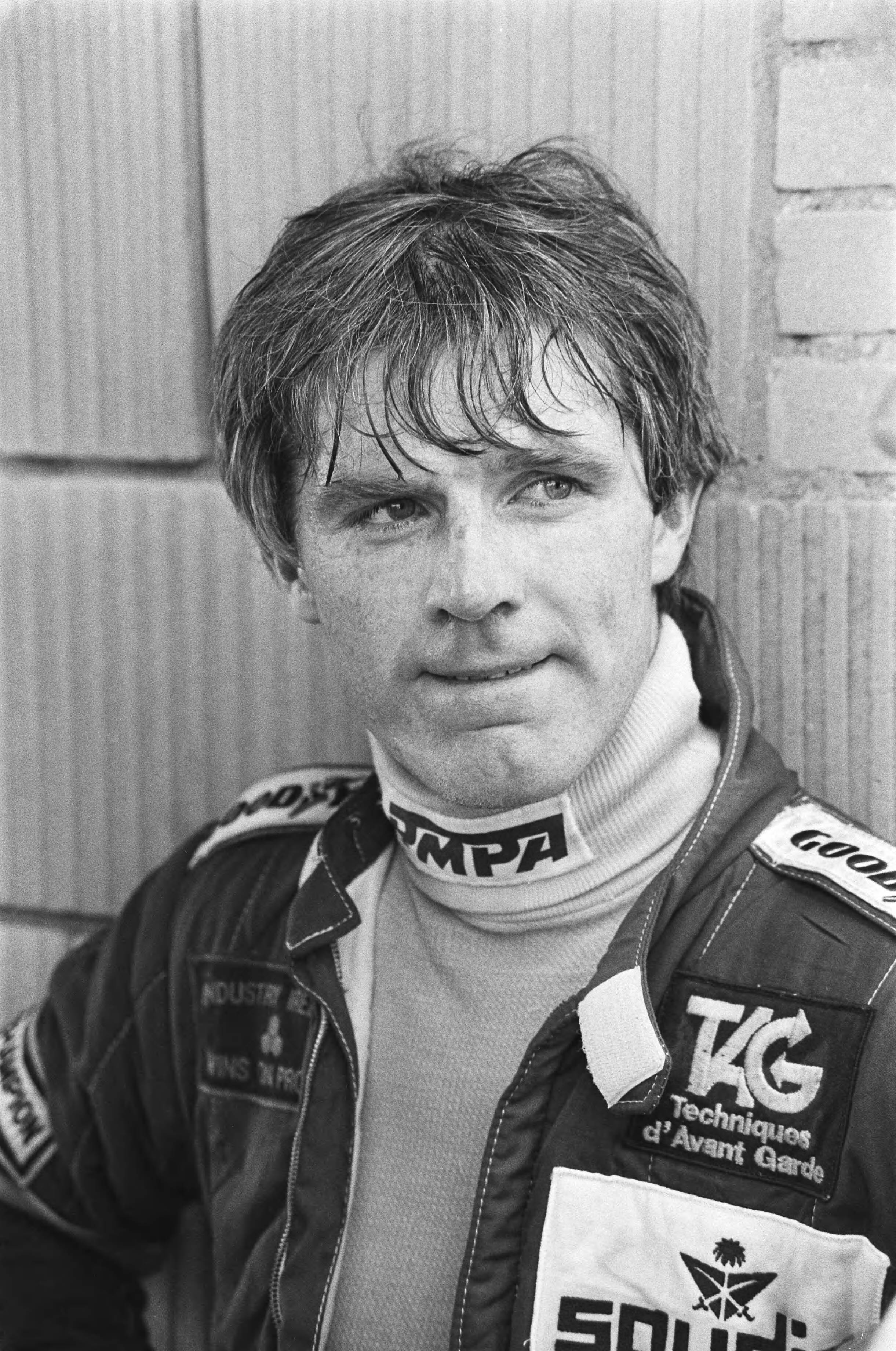 Fotocollectie Anefo — Grand Pris van Nederland te Zandvoort; koppen coureurs, Derek Daly — Foto: Dijk, Hans van / Anefo. Licentie: Set B: Rechtenvrij / Publiek Domein. Bron: Nationaal Archief. http://hdl.handle.net/10648/ad1ac592-d0b4-102d-bcf8-003048976d84