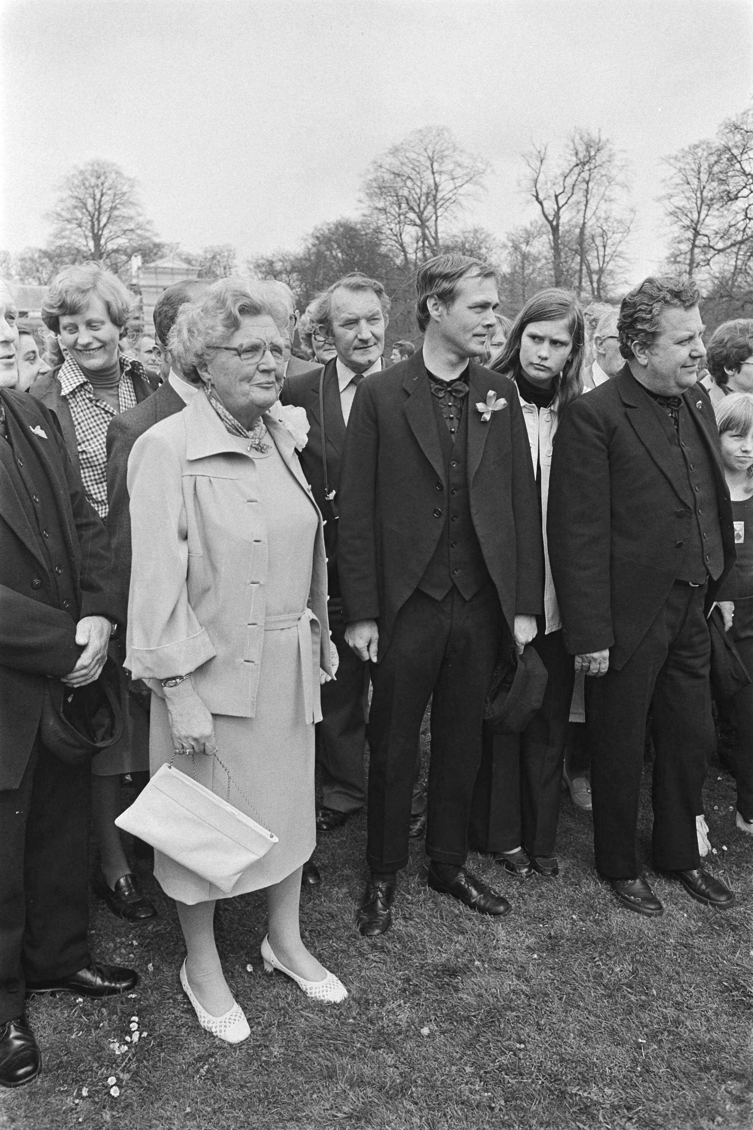Koninginnedag 1977, defile Soestdijk — Defile Soestdijk; gebeuren in Paleistuin — Foto: Peters, Hans / Anefo. Licentie: Set B: Rechtenvrij / Publiek Domein. Bron: Nationaal Archief. http://hdl.handle.net/10648/ac9afa74-d0b4-102d-bcf8-003048976d84