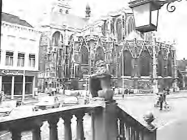 Fotocollectie Rijksvoorlichtingsdienst Eigen — Breda. De Grote of O.L.Vrouwekerk gezien vanaf de stoep van het stadhuis aan de Markt — Foto: Schuurman, Ralph L. / RVD. Licentie: Set B: Rechtenvrij / Publiek Domein. Bron: Nationaal Archief. http://hdl.handle.net/10648/af76630a-d0b4-102d-bcf8-003048976d84