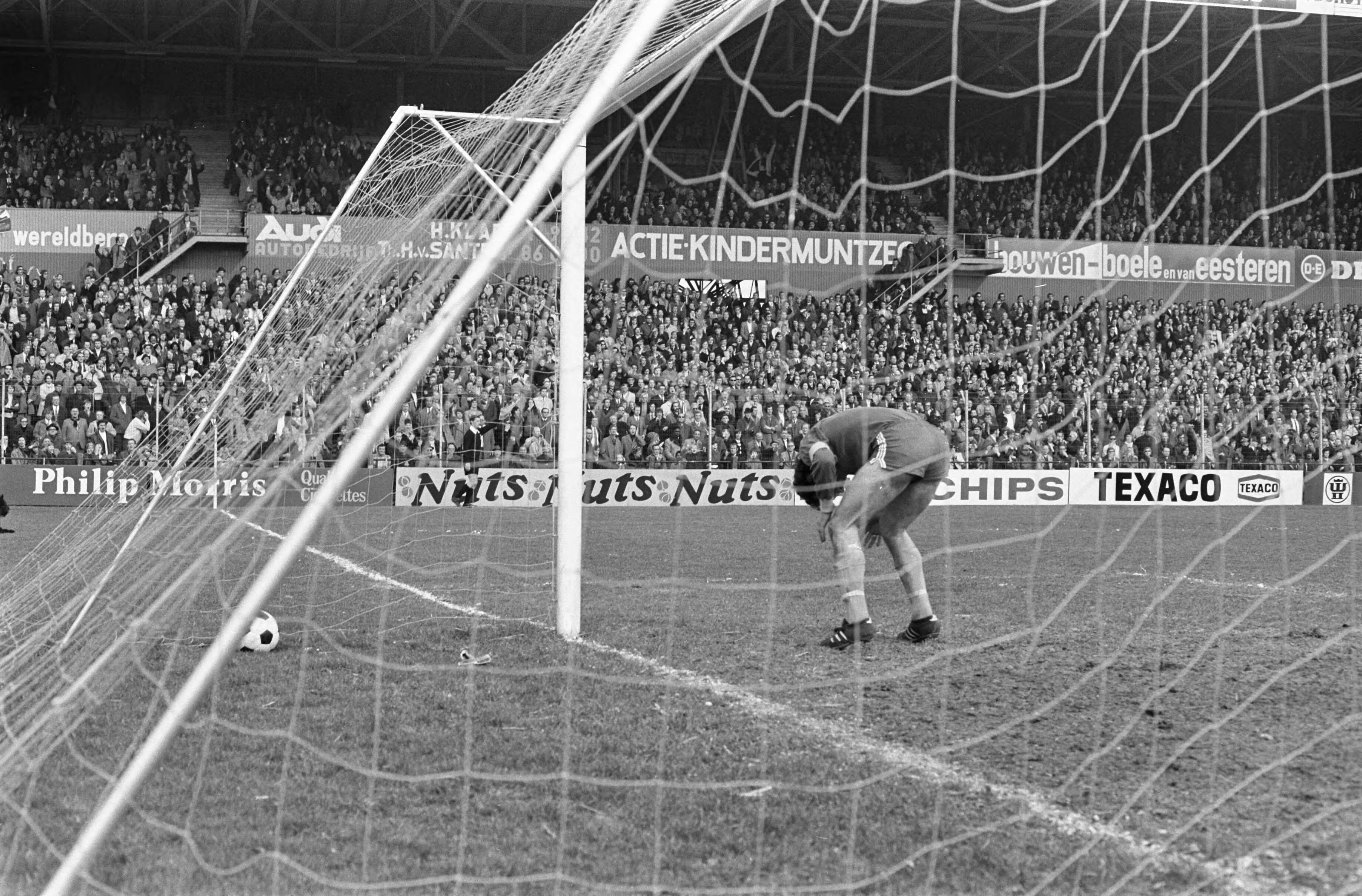 Fotocollectie Anefo — Den Haag tegen Sparta 1-1, spelmoment — Foto: Mieremet, Rob / Anefo. Licentie: Set B: Rechtenvrij / Publiek Domein. Bron: Nationaal Archief. http://hdl.handle.net/10648/abe2f500-d0b4-102d-bcf8-003048976d84