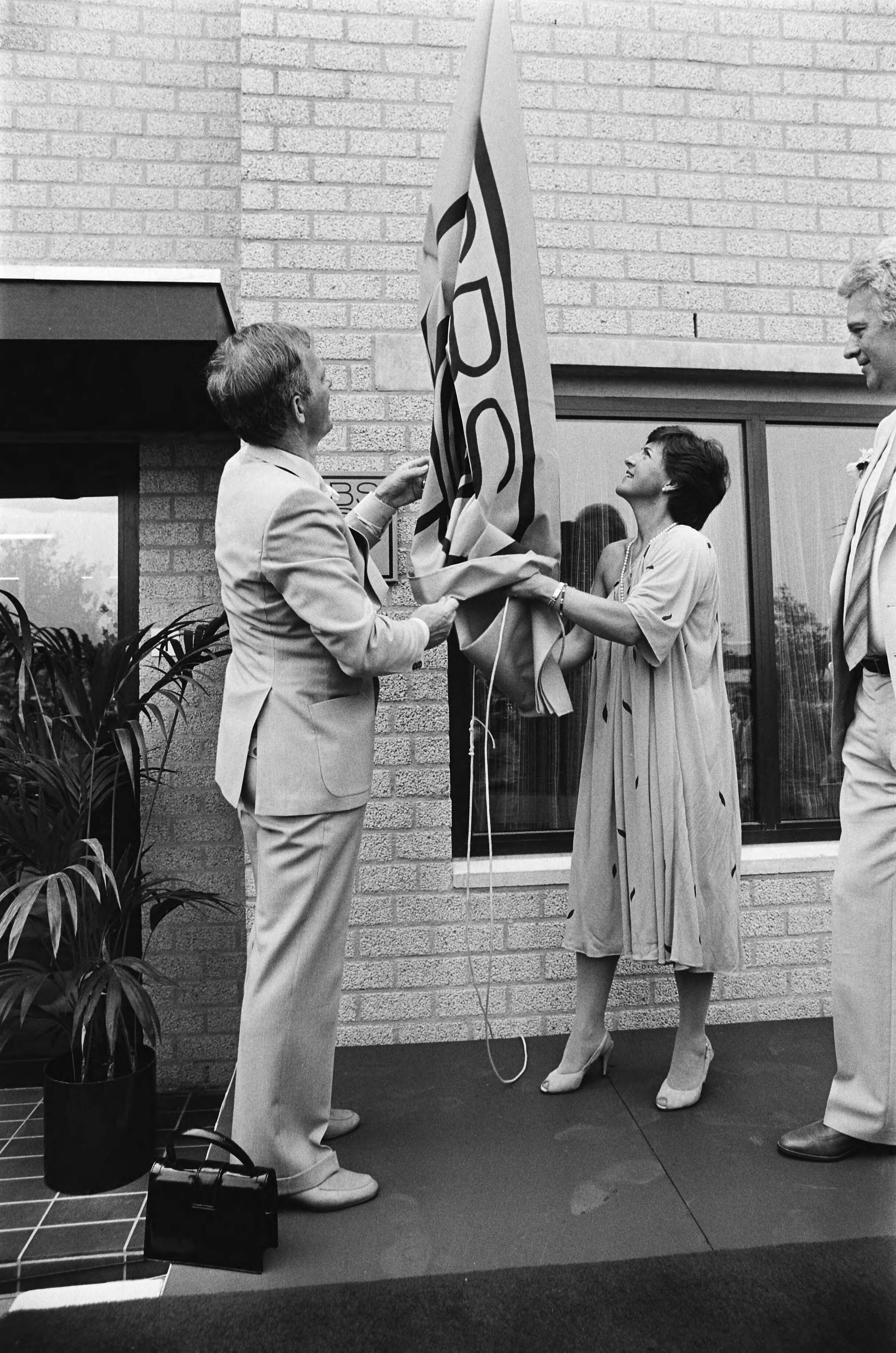 Fotocollectie Anefo — Prinses Margriet opent nieuwbouw van CBS printing in Haarlem; openingshandeling — Foto: Croes, Rob C. / Anefo. Licentie: Set B: Rechtenvrij / Publiek Domein. Bron: Nationaal Archief. http://hdl.handle.net/10648/ad18ffb4-d0b4-102d-bcf8-003048976d84