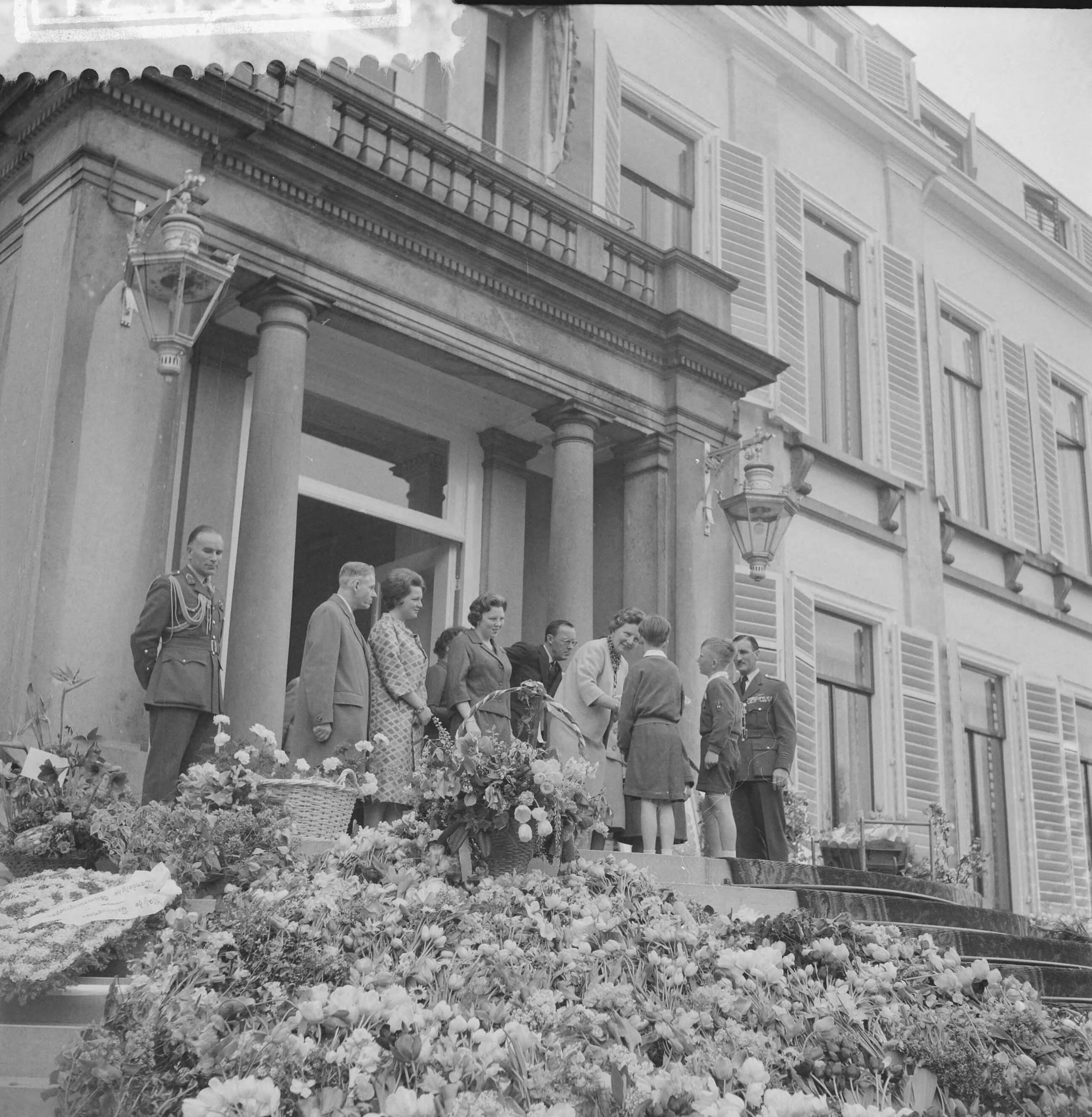 Koninginnedag 1961 — Koninginnedag 1961. Defilé op paleis Soestdijk t.g.v. verjaardag van koningin Juliana. Bloemen op bordes — Foto: Bilsen, Joop van / Anefo. Licentie: Set B: Rechtenvrij / Publiek Domein. Bron: Nationaal Archief. http://hdl.handle.net/10648/a9d3959e-d0b4-102d-bcf8-003048976d84