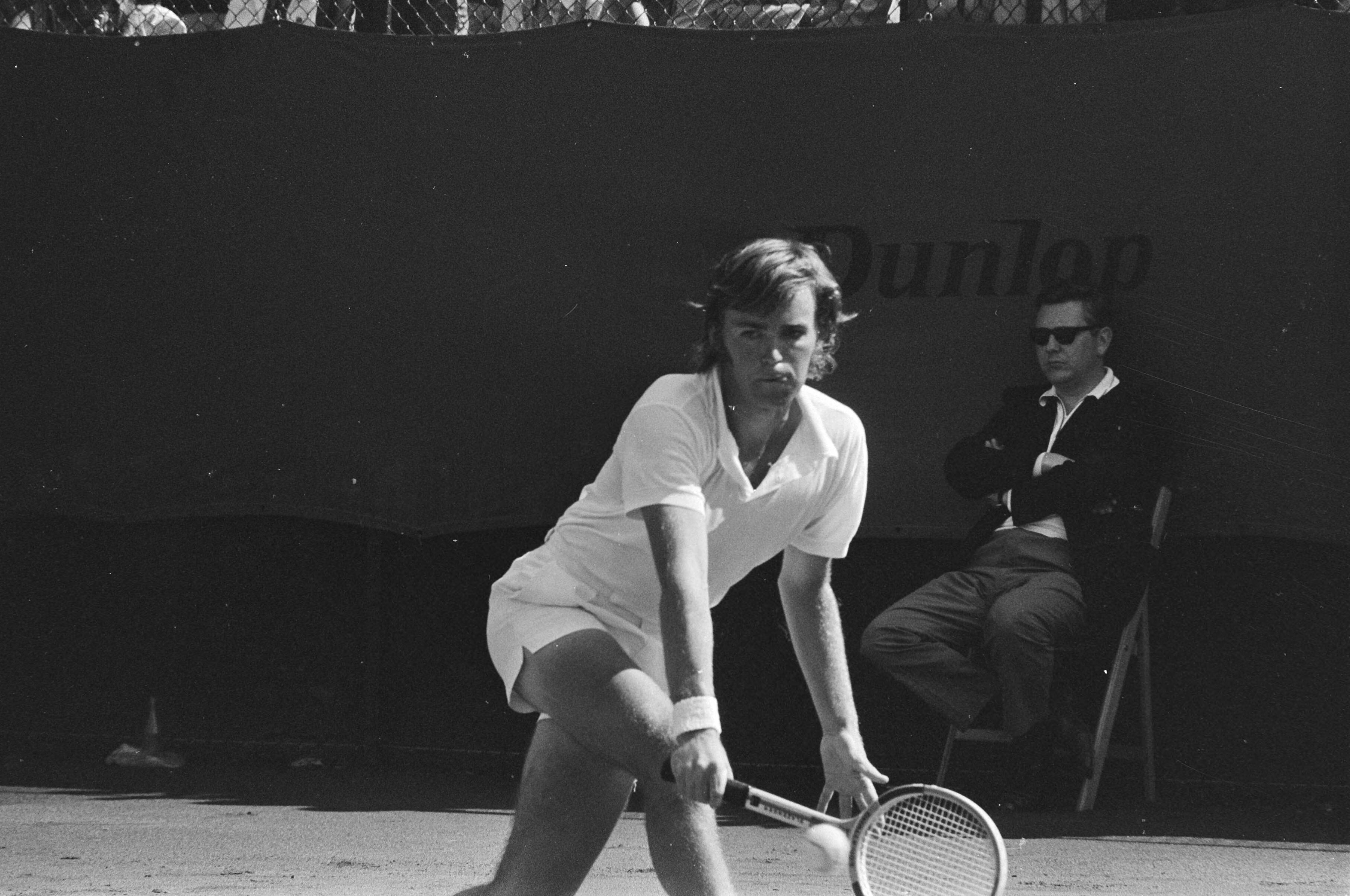 Fotocollectie Anefo — Internationale tenniskampioenschappen te Hilversum, Ross Case in actie — Foto: Punt, W. / Anefo. Licentie: Set B: Rechtenvrij / Publiek Domein. Bron: Nationaal Archief. http://hdl.handle.net/10648/abc8740a-d0b4-102d-bcf8-003048976d84