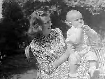 Familie Smulders in Voorburg — Foto: Bilsen, Joop van / Anefo. — Licentie: Set B: Rechtenvrij / Publiek Domein. Bron: Nationaal Archief. http://hdl.handle.net/10648/a9600908-d0b4-102d-bcf8-003048976d84
