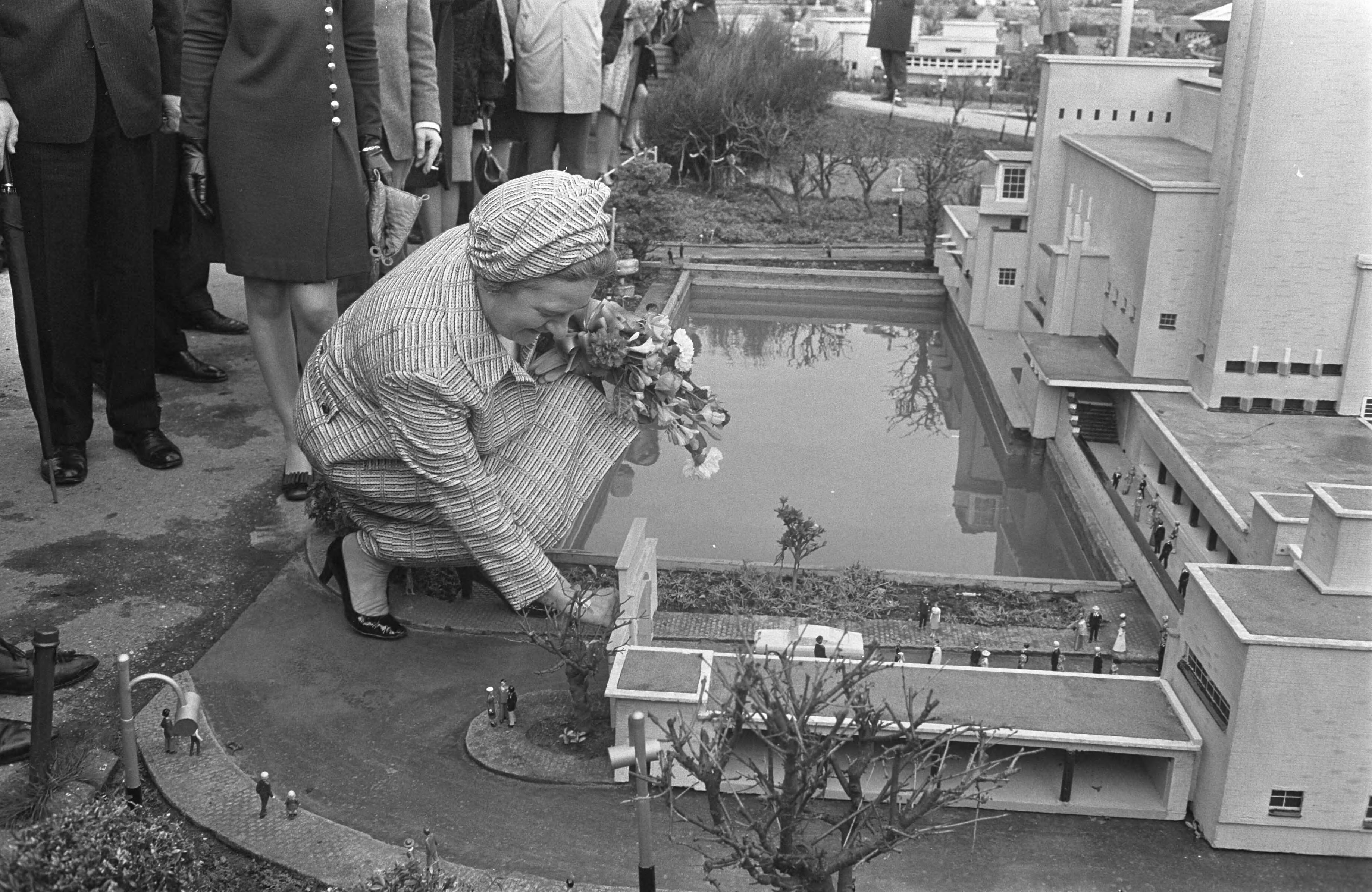 Fotocollectie Anefo — Mevrouw Marijnen , echtgenote van burgemeester Den Haag opent Madurodam — Foto: Koch, Eric / Anefo. Licentie: Set B: Rechtenvrij / Publiek Domein. Bron: Nationaal Archief. http://hdl.handle.net/10648/ab643756-d0b4-102d-bcf8-003048976d84
