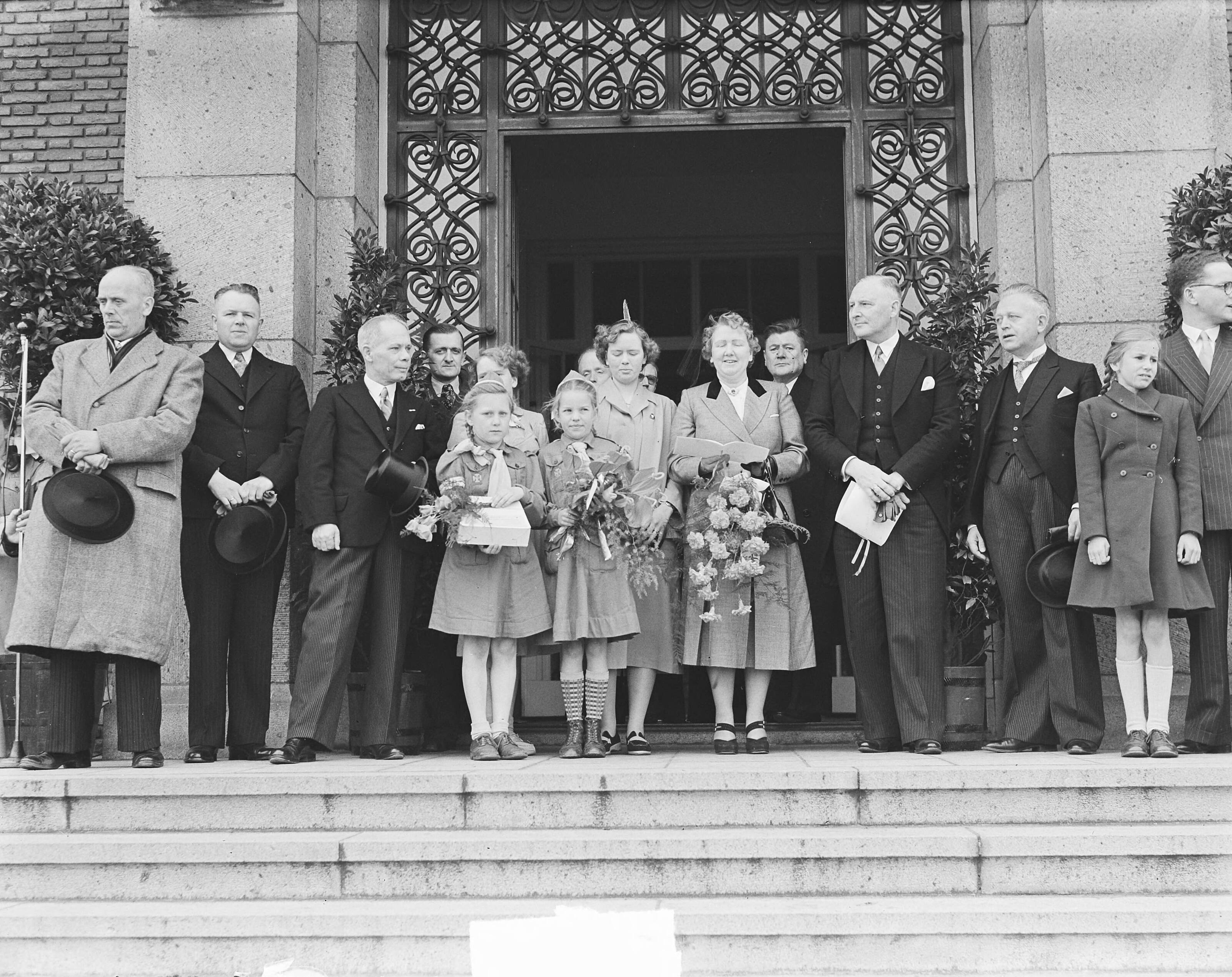 Fotocollectie Anefo — Installatie burgemeester Witschey in Alphen aan den Rijn. Burgemeester poseert met gezin en gasten — Foto: Noske, J.D. / Anefo. Licentie: Set B: Rechtenvrij / Publiek Domein. Bron: Nationaal Archief. http://hdl.handle.net/10648/a8d73664-d0b4-102d-bcf8-003048976d84