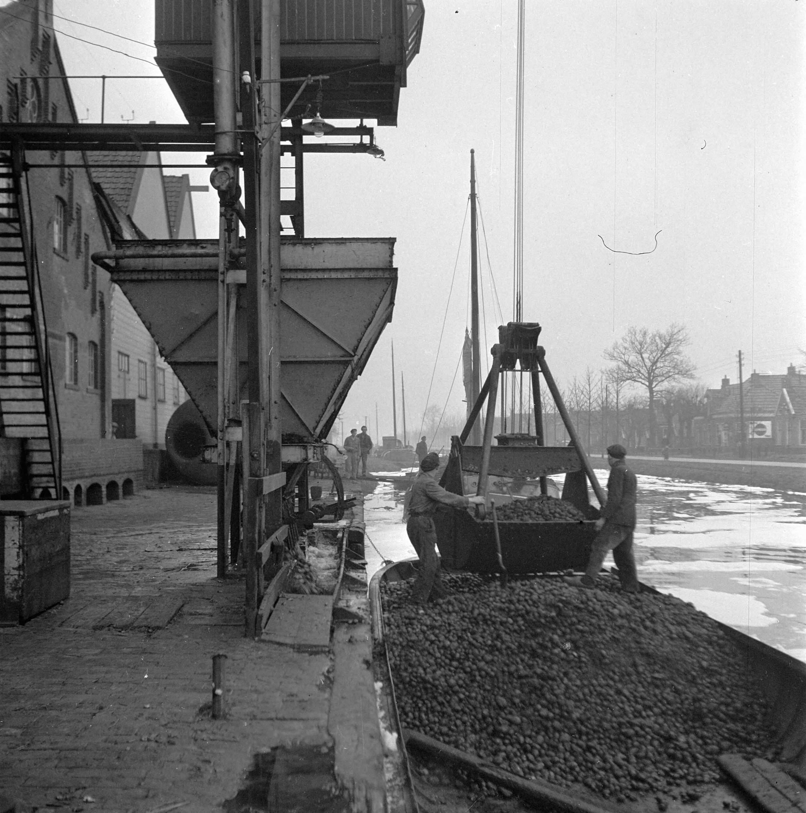 Fotocollectie Anefo — Aardappelmeelfabriek Wildervank — Foto: Breijer, Charles / Anefo. Licentie: Set B: Rechtenvrij / Publiek Domein. Bron: Nationaal Archief. http://hdl.handle.net/10648/a8928690-d0b4-102d-bcf8-003048976d84