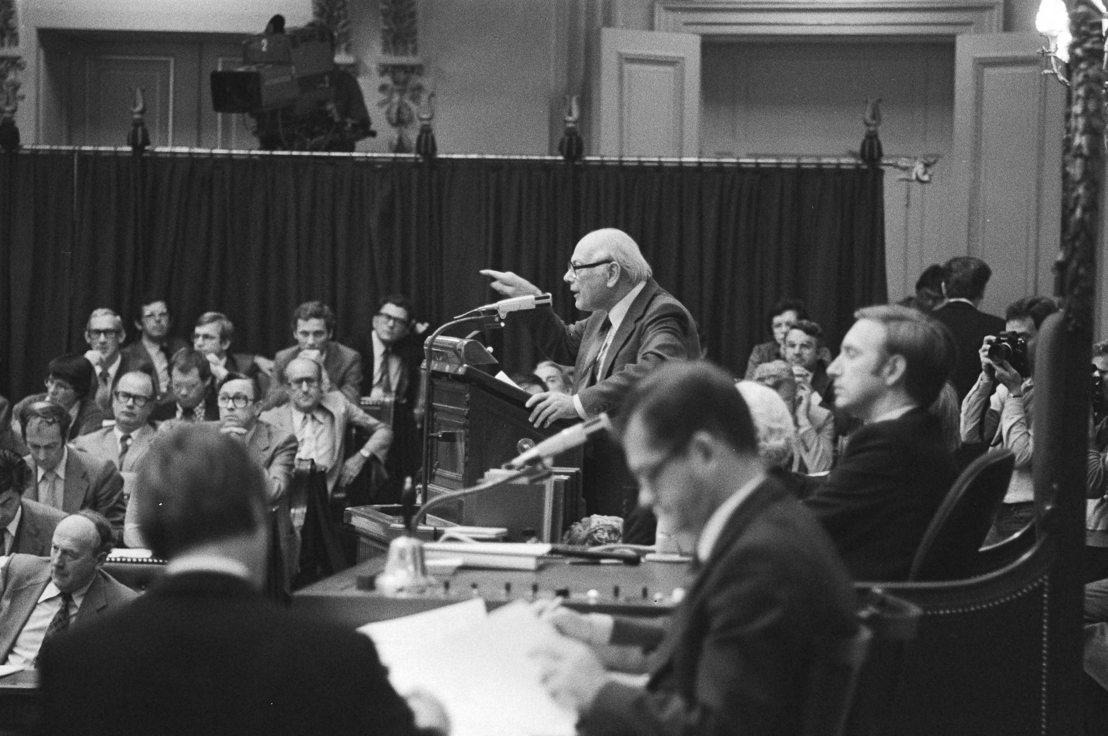 Algemene Beschouwingen 1979 in de Tweede Kamer — PvdA leider Den Uyl aan het woord achter de microfoon — Foto: Suyk, Koen / Anefo. Licentie: Set B: Rechtenvrij / Publiek Domein. Bron: Nationaal Archief. http://hdl.handle.net/10648/acd2896c-d0b4-102d-bcf8-003048976d84