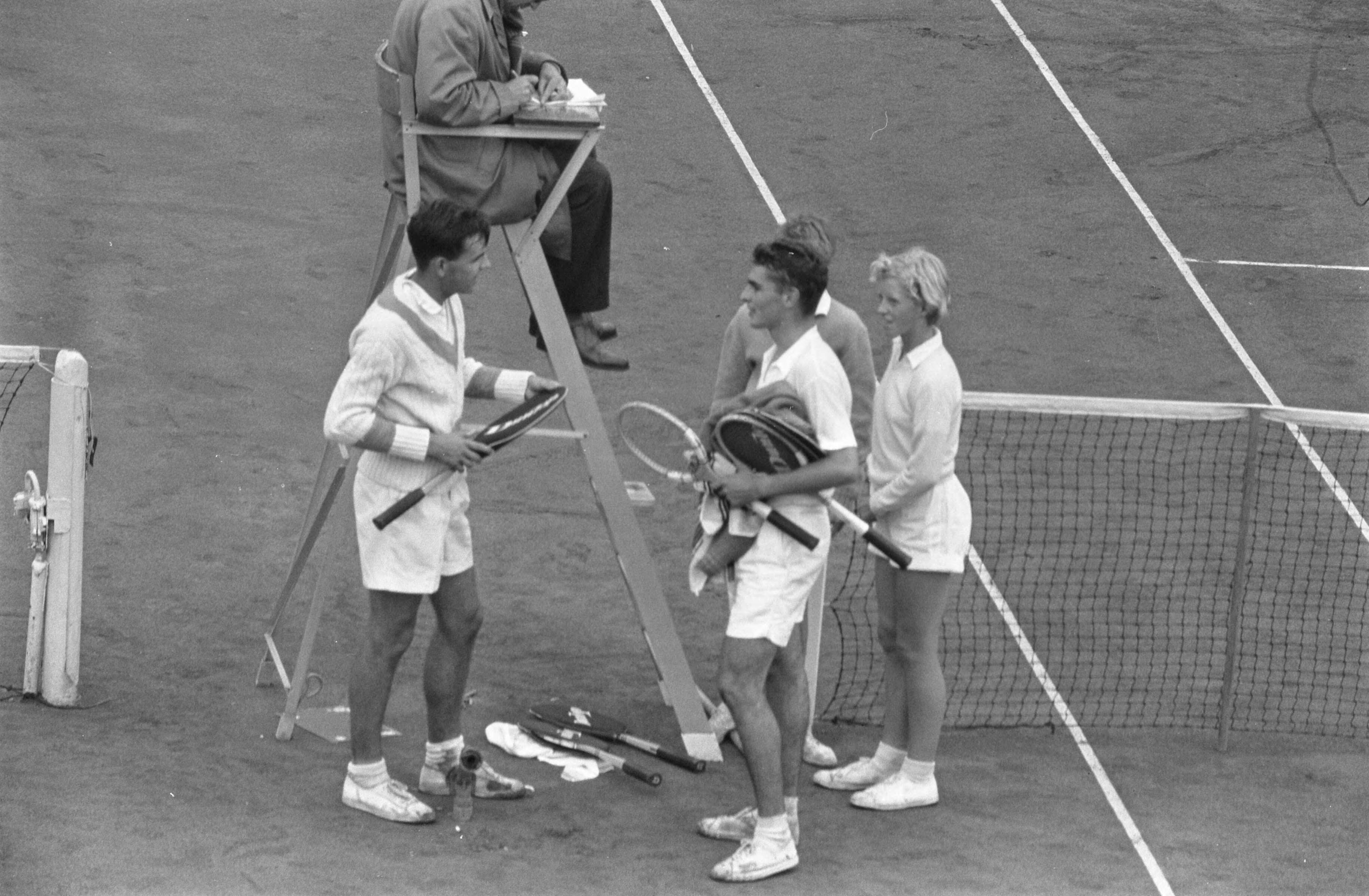 Fotocollectie Anefo — Nederlands tenniskampioenschap op de METS-banen te Scheveningen. Gemengd dubbel — Foto: Rossem, Wim van / Anefo. Licentie: Set B: Rechtenvrij / Publiek Domein. Bron: Nationaal Archief. http://hdl.handle.net/10648/a99ac516-d0b4-102d-bcf8-003048976d84