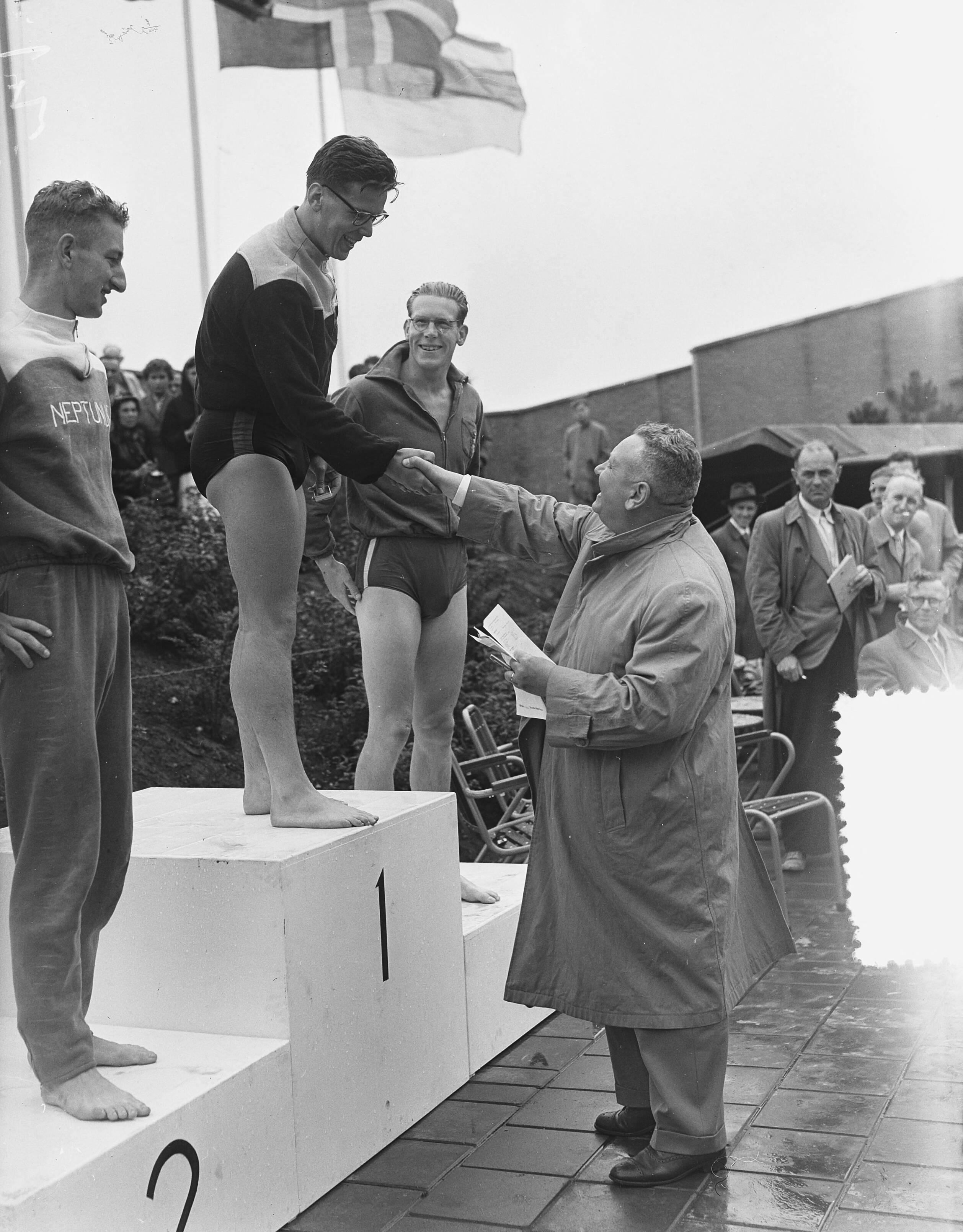 Fotocollectie Anefo — Nederlandse kampioenschappen zwemmen te Groningen, Huldiging 100 m vrije slag heren. Winnaar Herman Willemse wordt gefeliciteerd. Links Theo Hoogveld (2e) en rechts Ad Boxem (3e) — Foto: Bilsen, Joop van / Anefo. Licentie: Set B: Rechtenvrij / Publiek Domein. Bron: Nationaal Archief. http://hdl.handle.net/10648/a9393f9e-d0b4-102d-bcf8-003048976d84