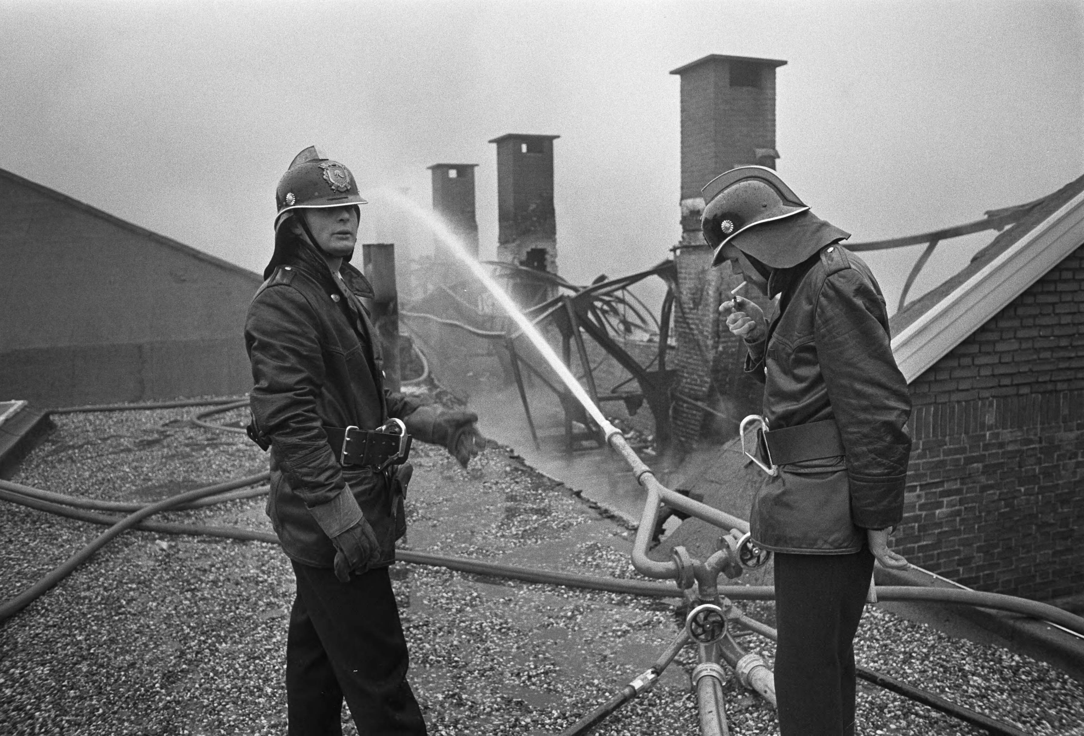Fotocollectie Anefo — Brand in supermarkt te Haarlem — Foto: Peters, Hans / Anefo. Licentie: Set B: Rechtenvrij / Publiek Domein. Bron: Nationaal Archief. http://hdl.handle.net/10648/ac20d32a-d0b4-102d-bcf8-003048976d84