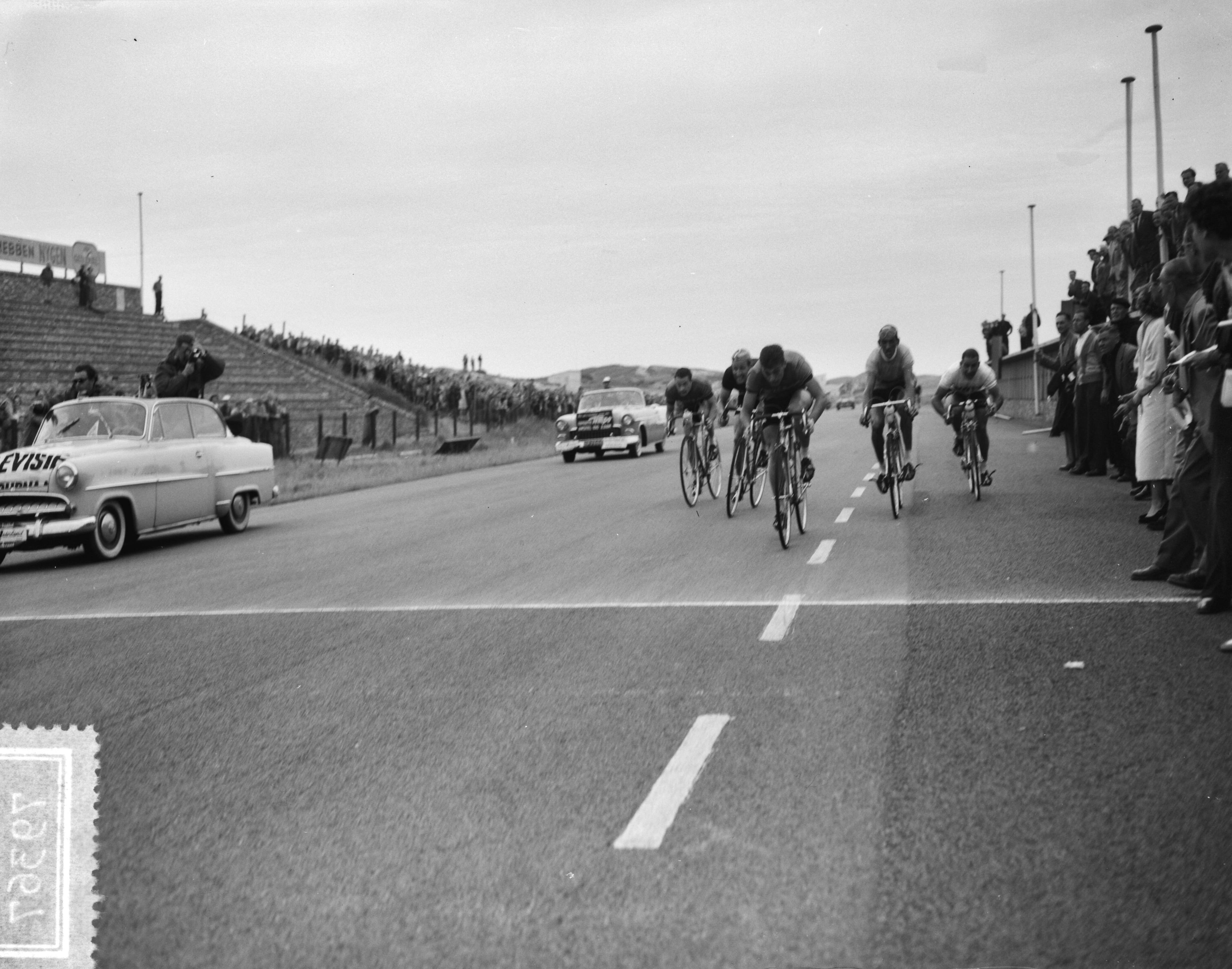 Fotocollectie Anefo — Ronde van Nederland. 3e etappe Leeuwarden-Zandvoort. Finish op het circuit van Zandvoort. De Belg Rik van Looy wint eindsprint — Foto: Bilsen, Joop van / Anefo. Licentie: Set B: Rechtenvrij / Publiek Domein. Bron: Nationaal Archief. http://hdl.handle.net/10648/a94d08f8-d0b4-102d-bcf8-003048976d84