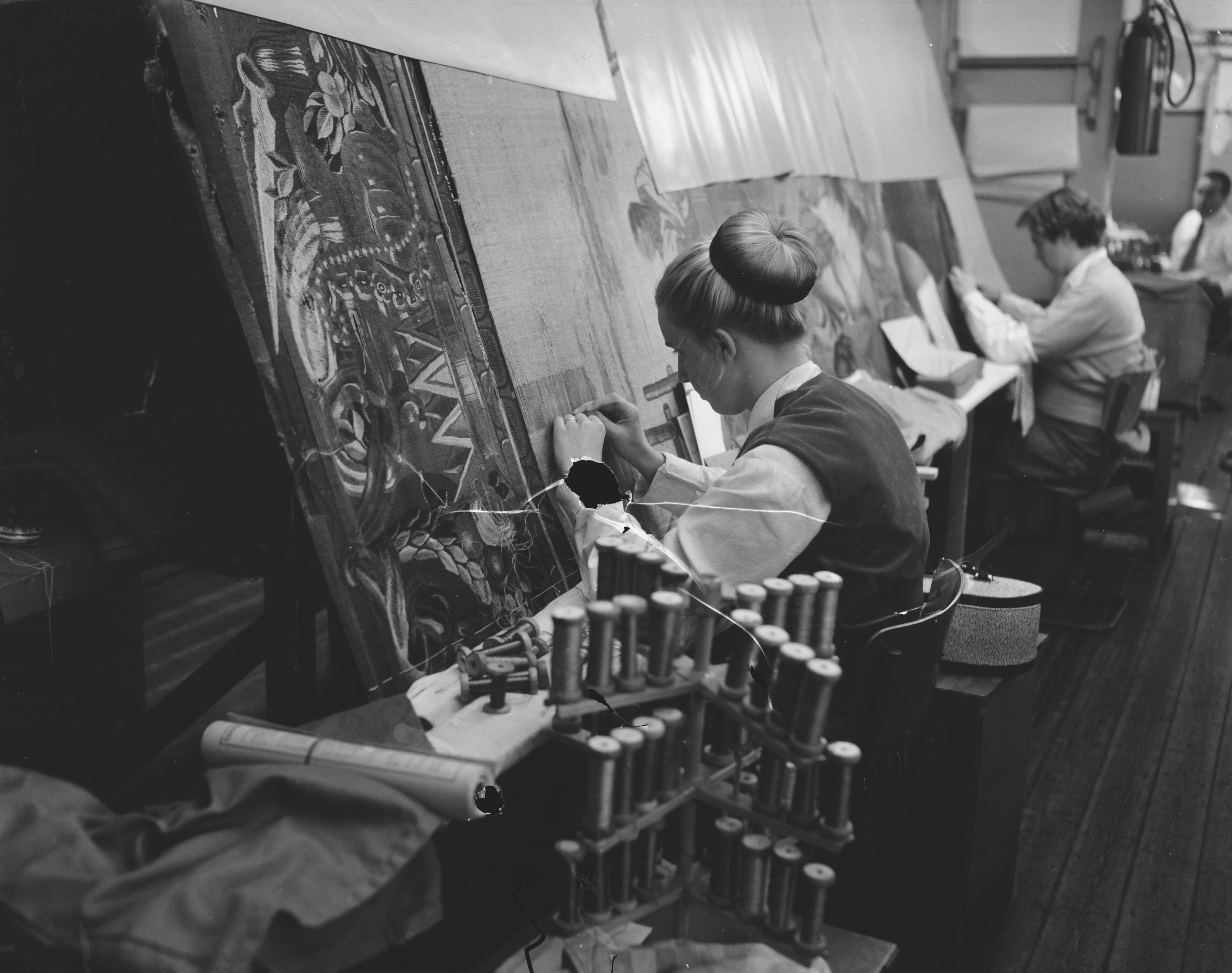 Fotocollectie Anefo — Restauratie Nijmeegse wandtapijten te Haarlem — Foto: Pot, Harry / Anefo. Licentie: Set B: Rechtenvrij / Publiek Domein. Bron: Nationaal Archief. http://hdl.handle.net/10648/a94f3736-d0b4-102d-bcf8-003048976d84