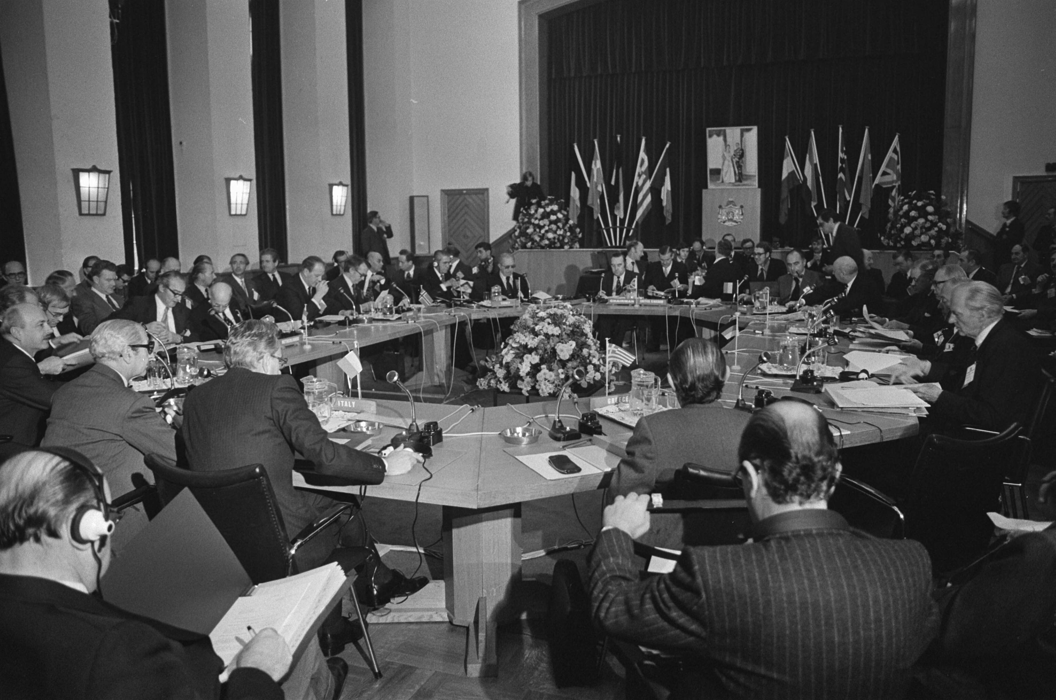 Fotocollectie Anefo — Ministers van defensie van Europese Navolanden bijeen in Den Haag (Euro-groep); overzicht conferentie (links minister Vredeling) — Foto: Croes, Rob C. / Anefo. Licentie: Set B: Rechtenvrij / Publiek Domein. Bron: Nationaal Archief. http://hdl.handle.net/10648/ac764c6a-d0b4-102d-bcf8-003048976d84