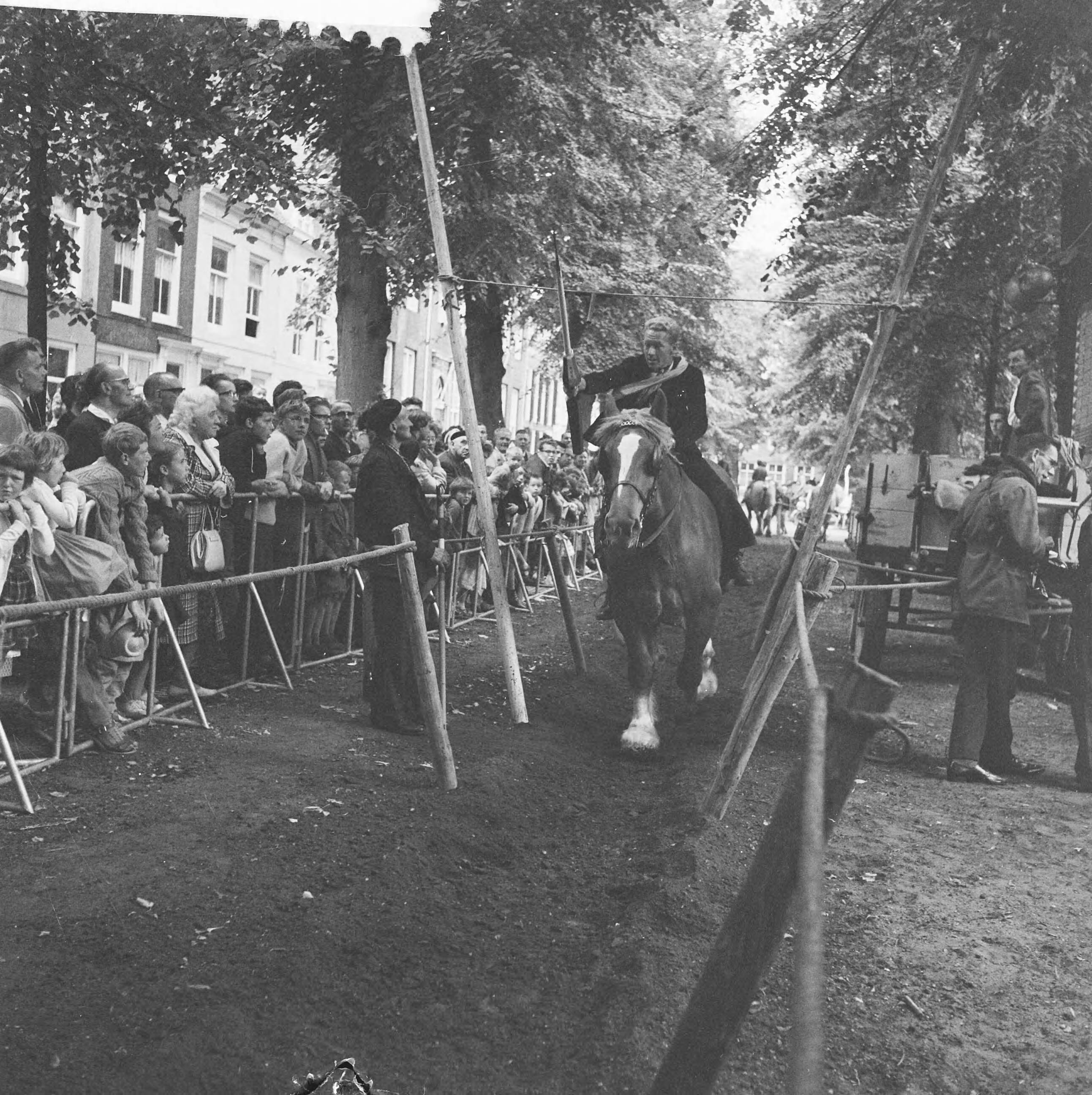 Fotocollectie Anefo — Ringrijden in Middelburg. Boer op paard kwam aanrijden — Foto: Koch, Eric / Anefo. Licentie: Set B: Rechtenvrij / Publiek Domein. Bron: Nationaal Archief. http://hdl.handle.net/10648/a9e06792-d0b4-102d-bcf8-003048976d84