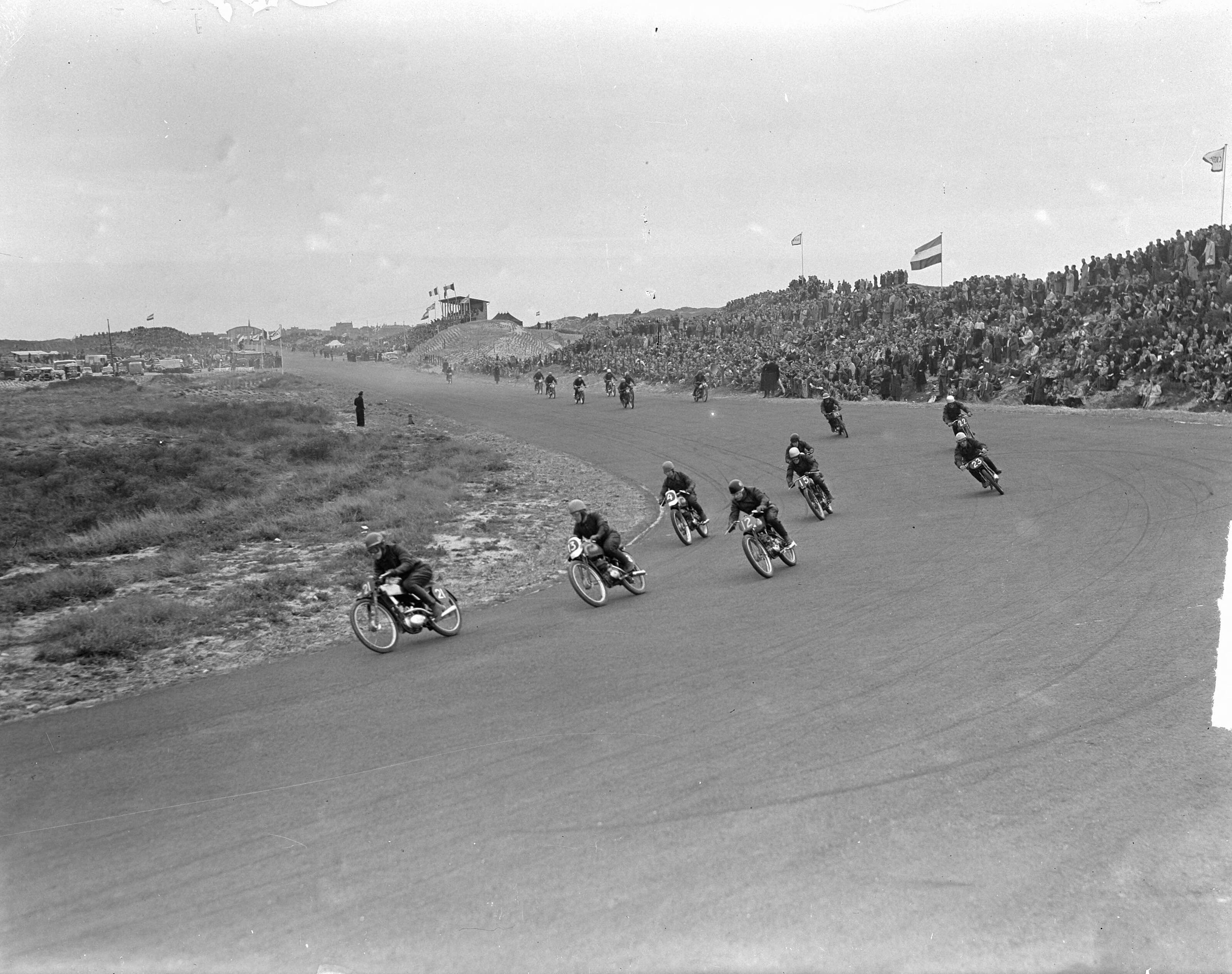 Fotocollectie Anefo — Motorraces Zandvoort 125cc — Foto: Noske, J.D. / Anefo. Licentie: Set B: Rechtenvrij / Publiek Domein. Bron: Nationaal Archief. http://hdl.handle.net/10648/a8c774e0-d0b4-102d-bcf8-003048976d84