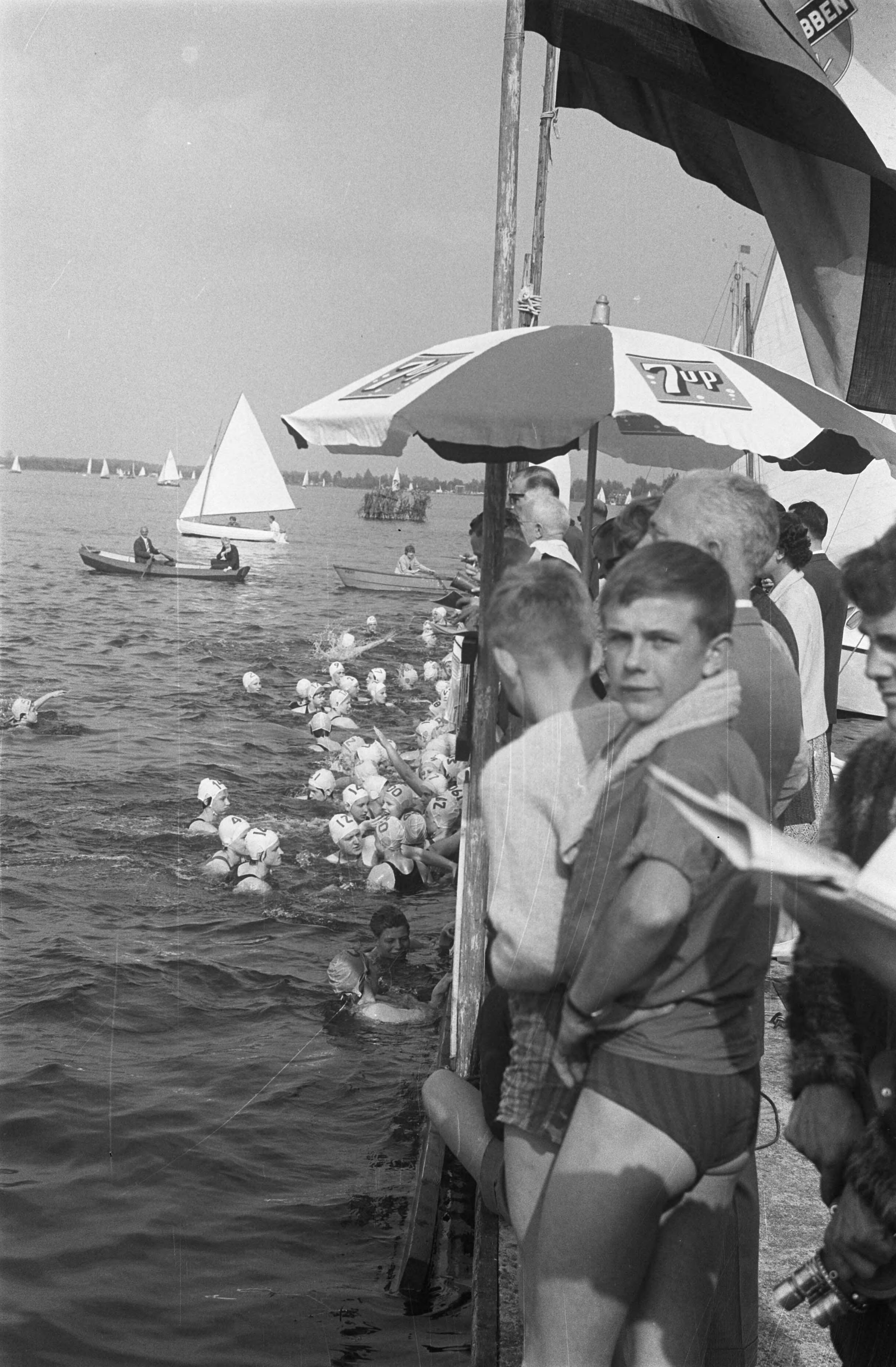 Fotocollectie Anefo — Loosdrecht. 2km zwemtocht in open water. Start — Foto: Brinkman, Dave / Anefo. Licentie: Set B: Rechtenvrij / Publiek Domein. Bron: Nationaal Archief. http://hdl.handle.net/10648/a9d849a4-d0b4-102d-bcf8-003048976d84