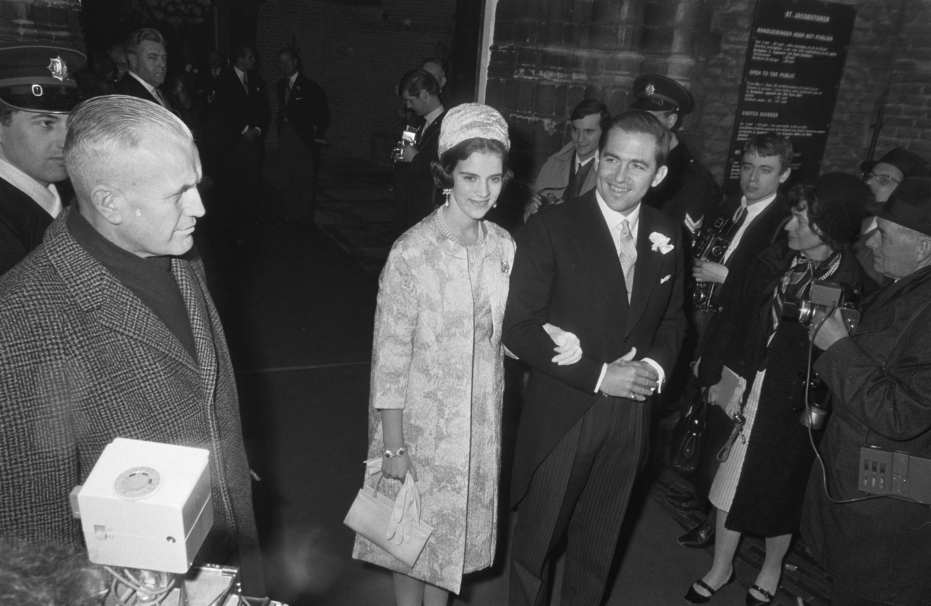 Huwelijk prins Karl von Hessen en gravin Yvonne Szapary in Den Haag — Koning Constantijn en Koningin Anne Marie bij aankomst — Foto: Fotograaf Onbekend / Anefo. Licentie: Set B: Rechtenvrij / Publiek Domein. Bron: Nationaal Archief. http://hdl.handle.net/10648/aae5ee6e-d0b4-102d-bcf8-003048976d84
