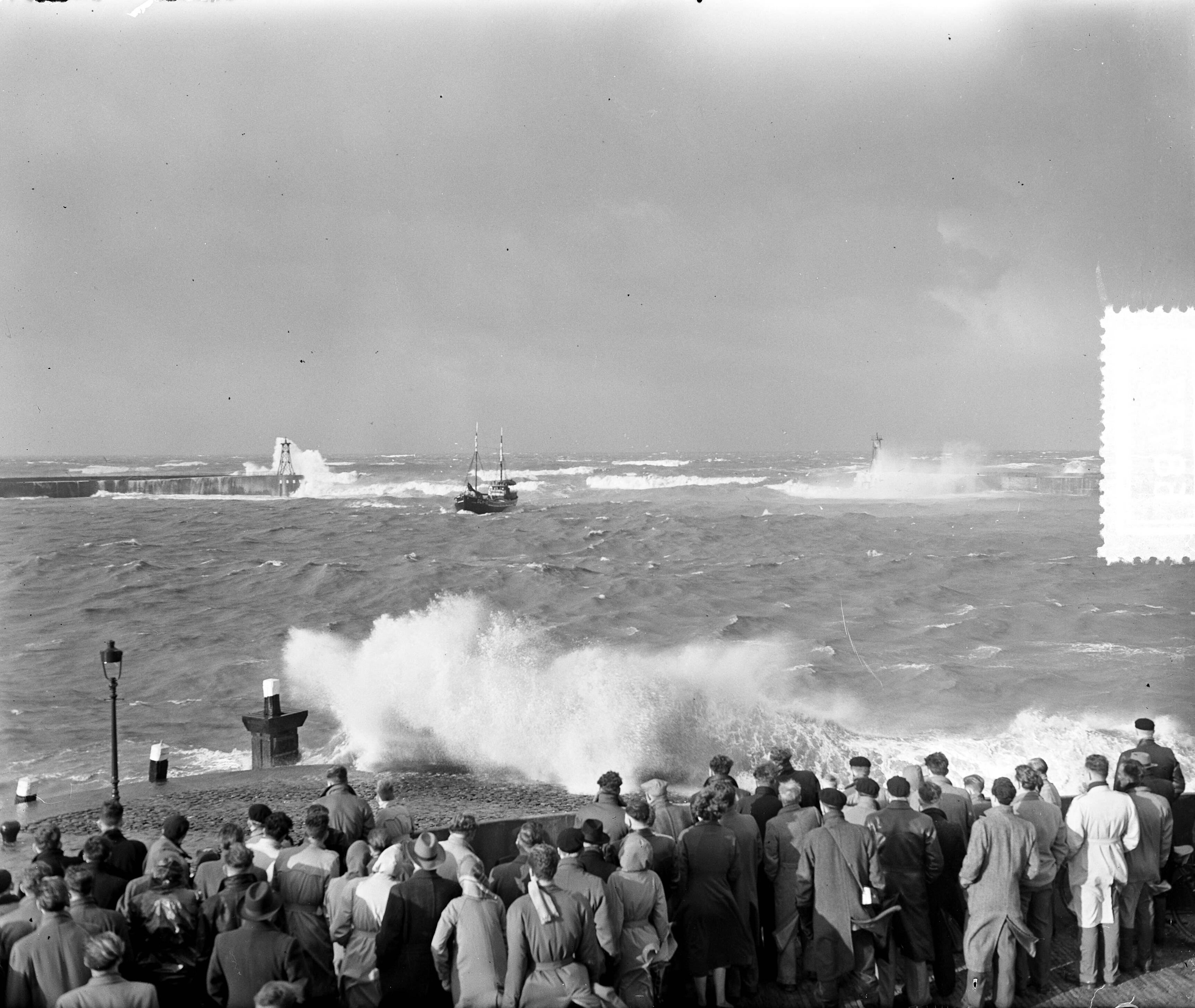 Fotocollectie Anefo — Storm aan de kust bij Scheveningen — Foto: Pot, Harry / Anefo. Licentie: Set B: Rechtenvrij / Publiek Domein. Bron: Nationaal Archief. http://hdl.handle.net/10648/a92de004-d0b4-102d-bcf8-003048976d84