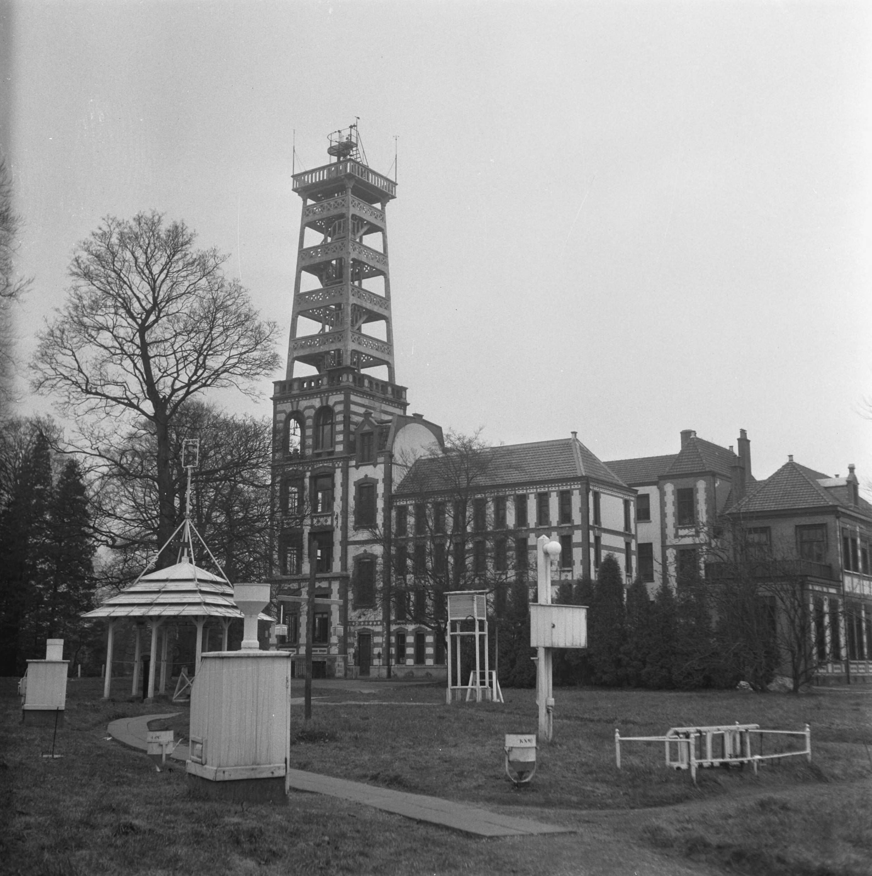 Fotocollectie Anefo — Meteorologisch Instituut te Den Bilt — Foto: Breijer, Charles / Anefo. Licentie: Set B: Rechtenvrij / Publiek Domein. Bron: Nationaal Archief. http://hdl.handle.net/10648/a89b248a-d0b4-102d-bcf8-003048976d84