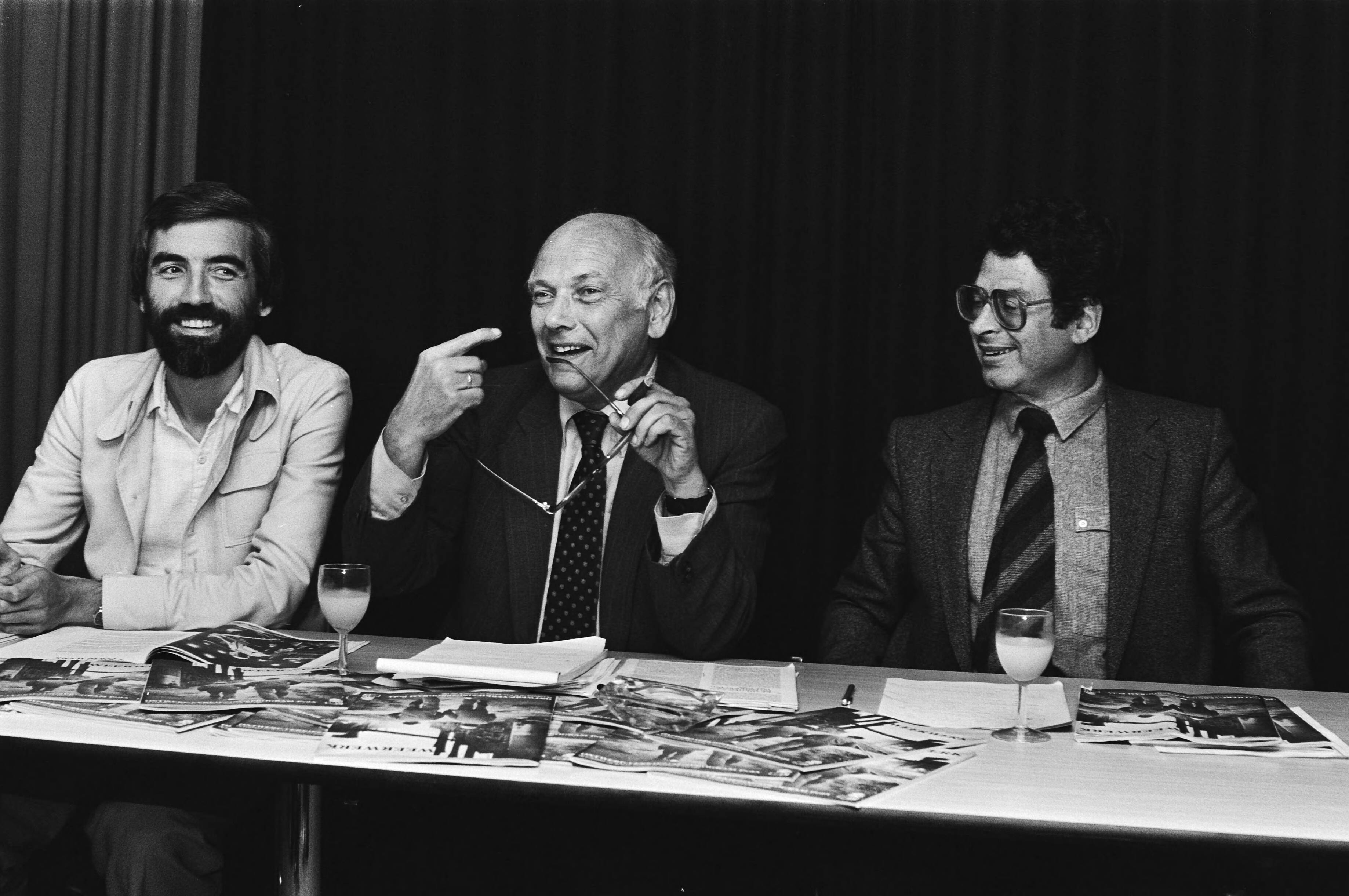 Fotocollectie Anefo — Presentatie verkiezingsprogr PvdA "Weerwerk" ( Den Haag Max v.d. Berg (voorz )Joop den Uyl (fraktievoorz) Ed van Thijn — Foto: Antonisse, Marcel / Anefo. Licentie: Set B: Rechtenvrij / Publiek Domein. Bron: Nationaal Archief. http://hdl.handle.net/10648/ace23650-d0b4-102d-bcf8-003048976d84