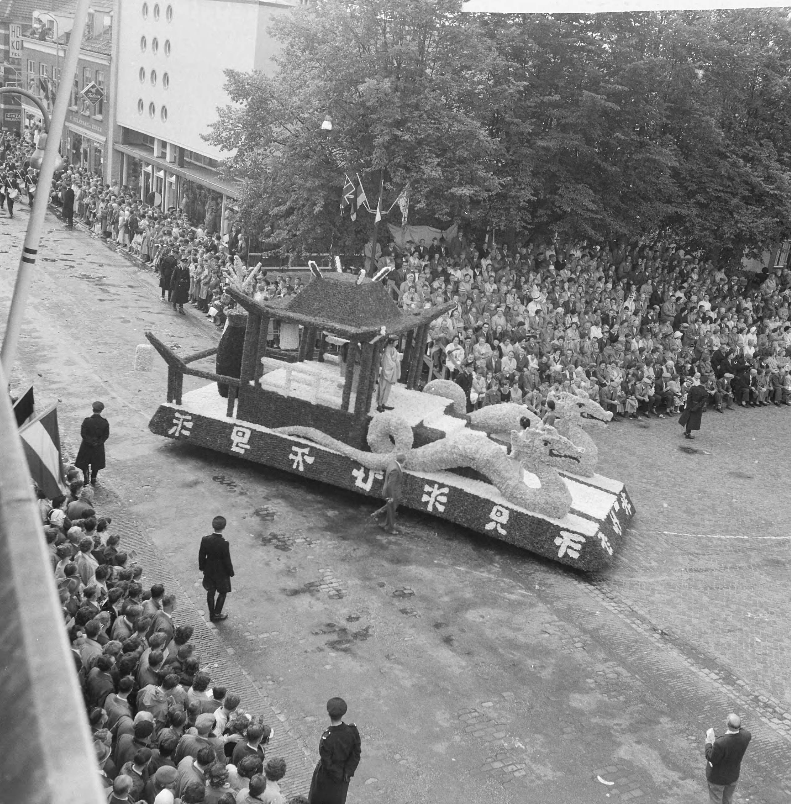 Fotocollectie Anefo — Bloemencorso te Zundert — Foto: Rossem, Wim van / Anefo. Licentie: Set B: Rechtenvrij / Publiek Domein. Bron: Nationaal Archief. http://hdl.handle.net/10648/a9b87c00-d0b4-102d-bcf8-003048976d84