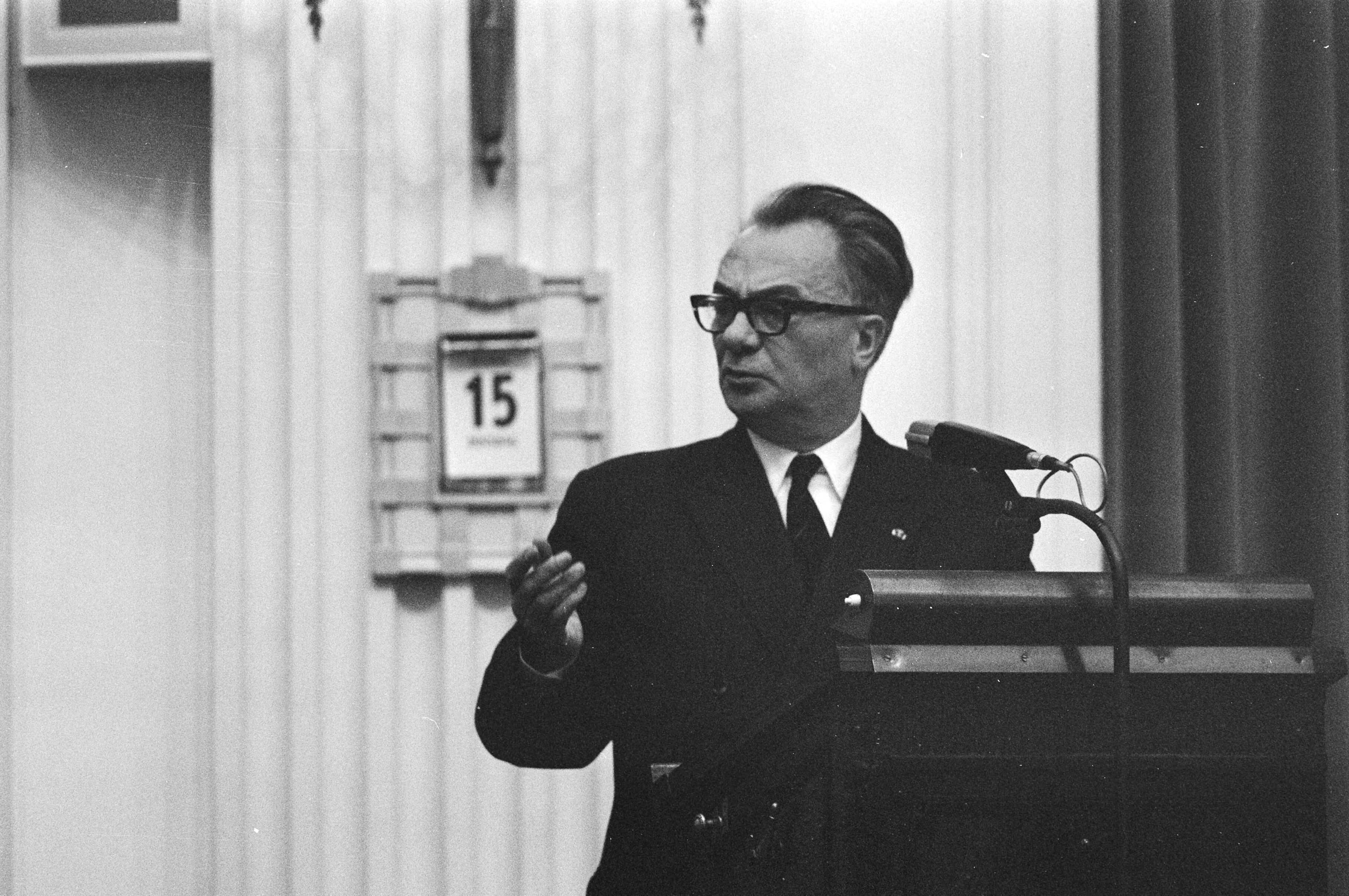 Fotocollectie Anefo — Kamerlid Goedhart (DS'70) tijdens een debat over loonstop in Tweede Kamer te Den Haag — Foto: Verhoeff, Bert / Anefo. Licentie: Set B: Rechtenvrij / Publiek Domein. Bron: Nationaal Archief. http://hdl.handle.net/10648/abad48ce-d0b4-102d-bcf8-003048976d84